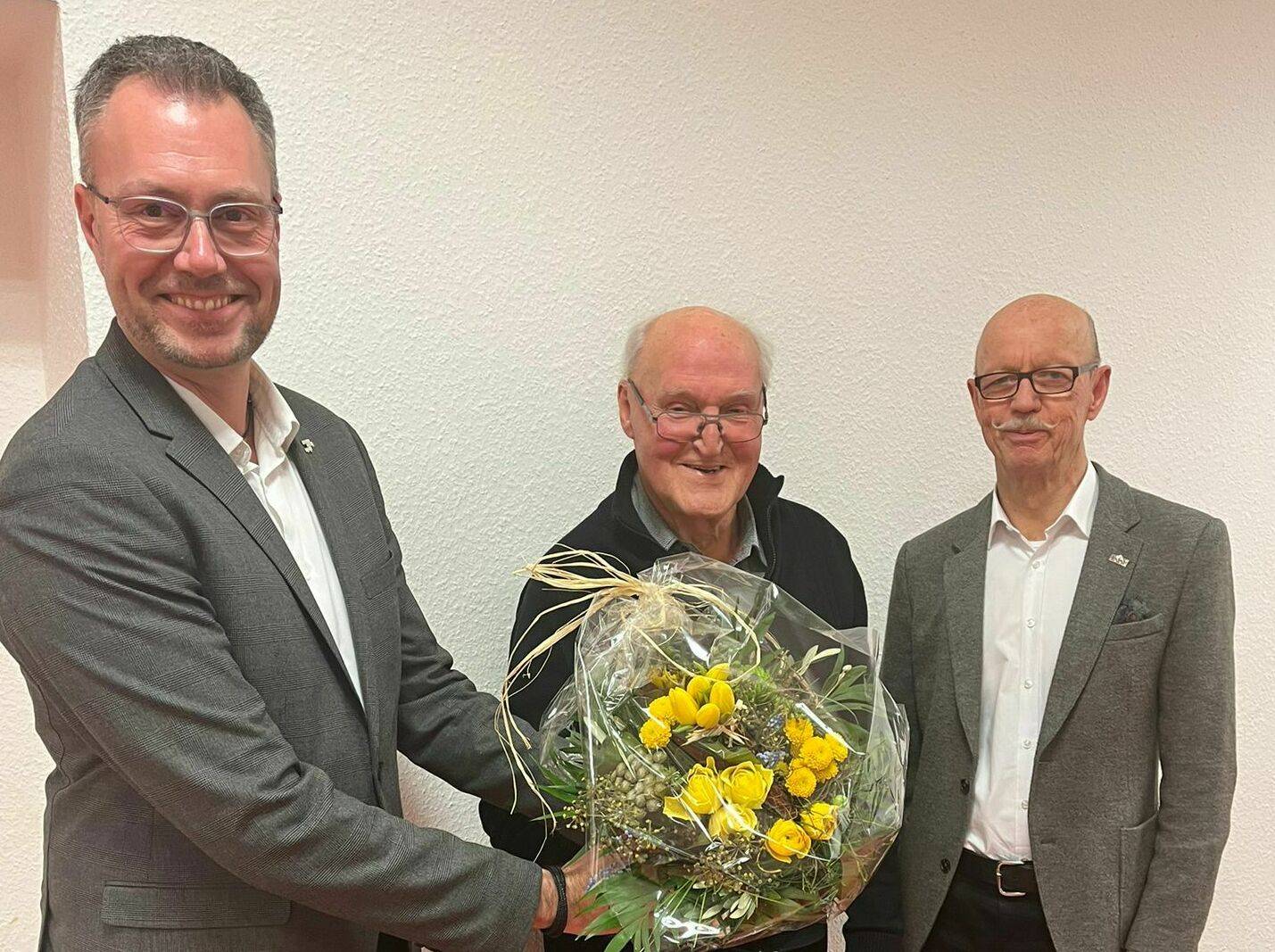  Von links: Fraktionsvorstizender Mario   Broisch, Ehrenvorsitzender Karl-Heinz Ehms und Bürgermeister Harald Zillikens. 