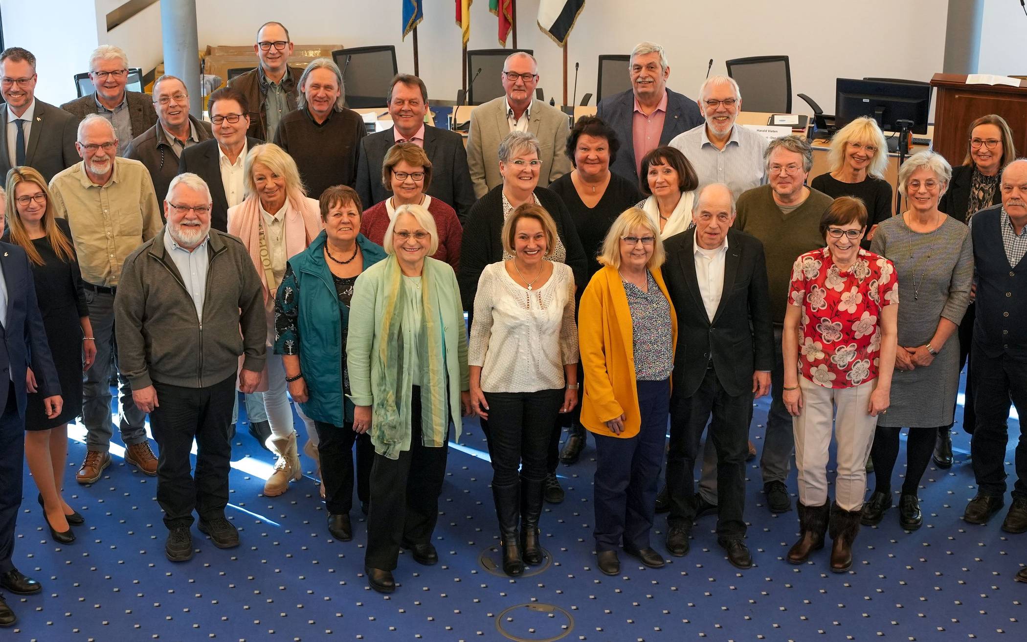 26 Mitarbeiter des Rhein-Kreises wurden von Landrat Hans-Jürgen Petrauschke (r.echts) in den Ruhestand verabschiedet.