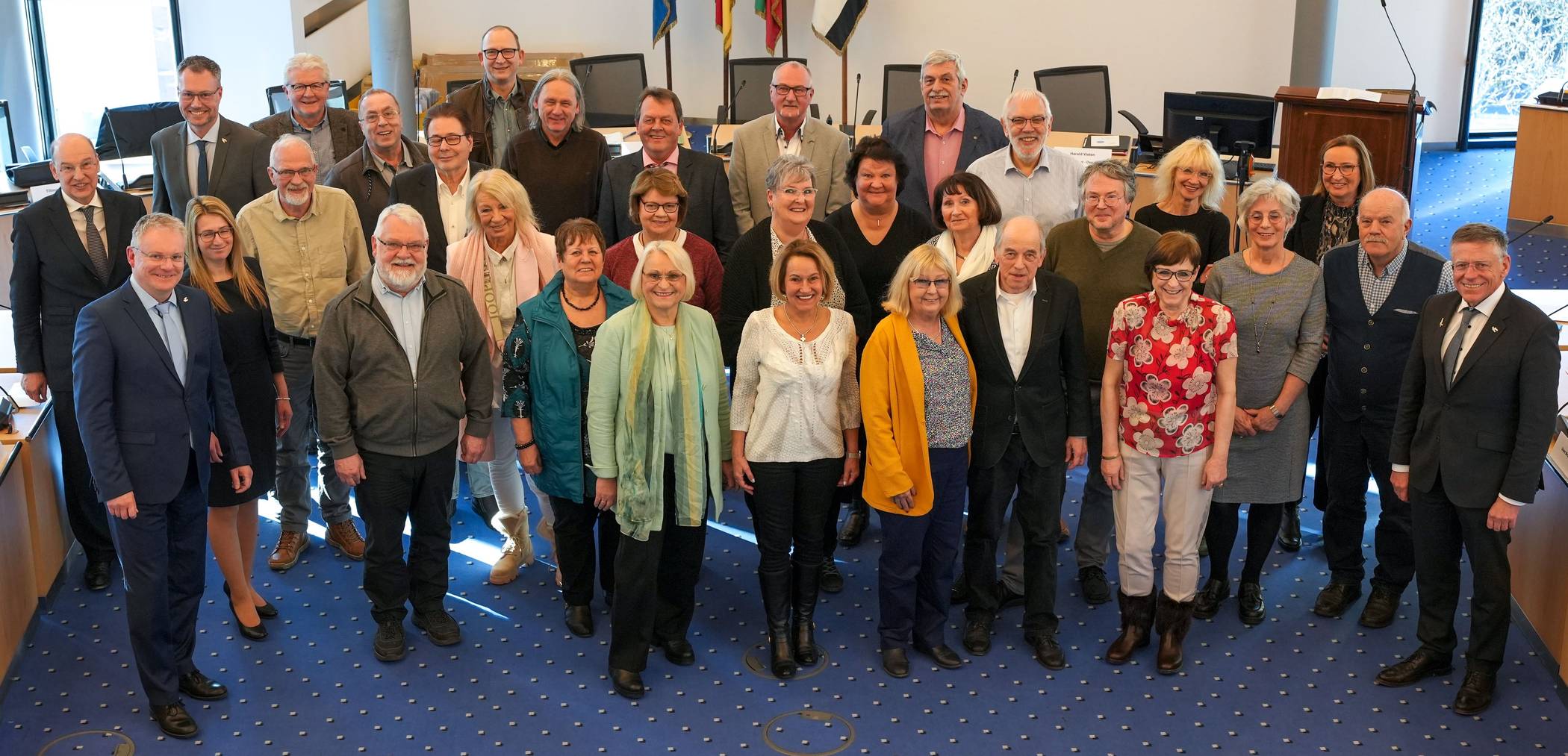 26 Mitarbeiter des Rhein-Kreises wurden von Landrat Hans-Jürgen Petrauschke (r.echts) in den Ruhestand verabschiedet.