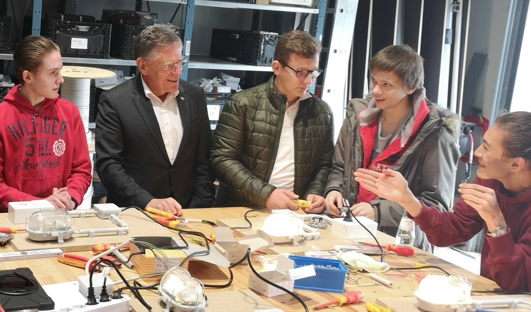  Bei "Elektro Knedel" hat sich auch schon Landrat Hans-Jürgen Petrauschke umgeschaut. Jetzt wartet dort ein neues Angebot des Netzwerks „Zukunft durch Innovation“ Rhein-Kreis. 