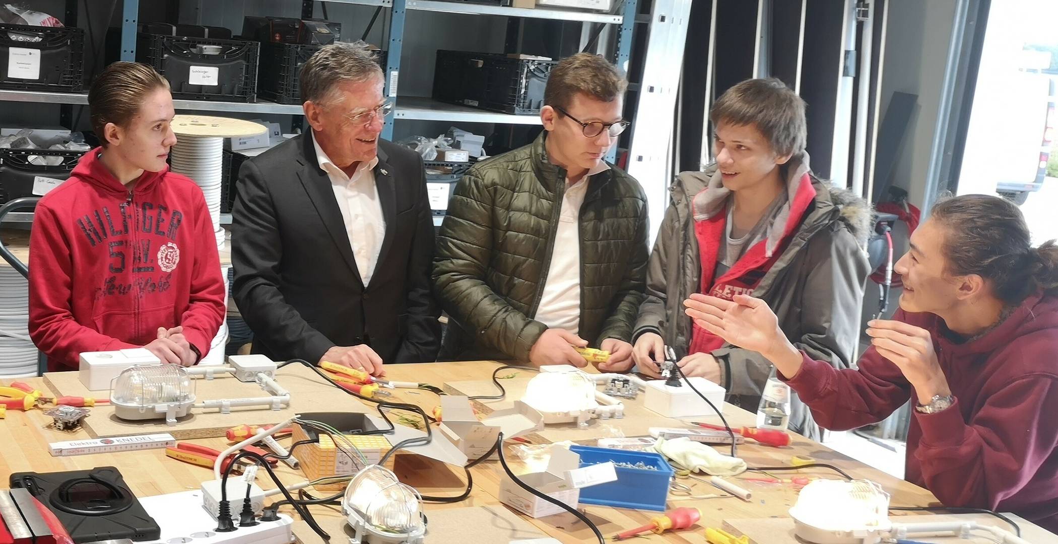  Bei "Elektro Knedel" hat sich auch schon Landrat Hans-Jürgen Petrauschke umgeschaut. Jetzt wartet dort ein neues Angebot des Netzwerks „Zukunft durch Innovation“ Rhein-Kreis. 
