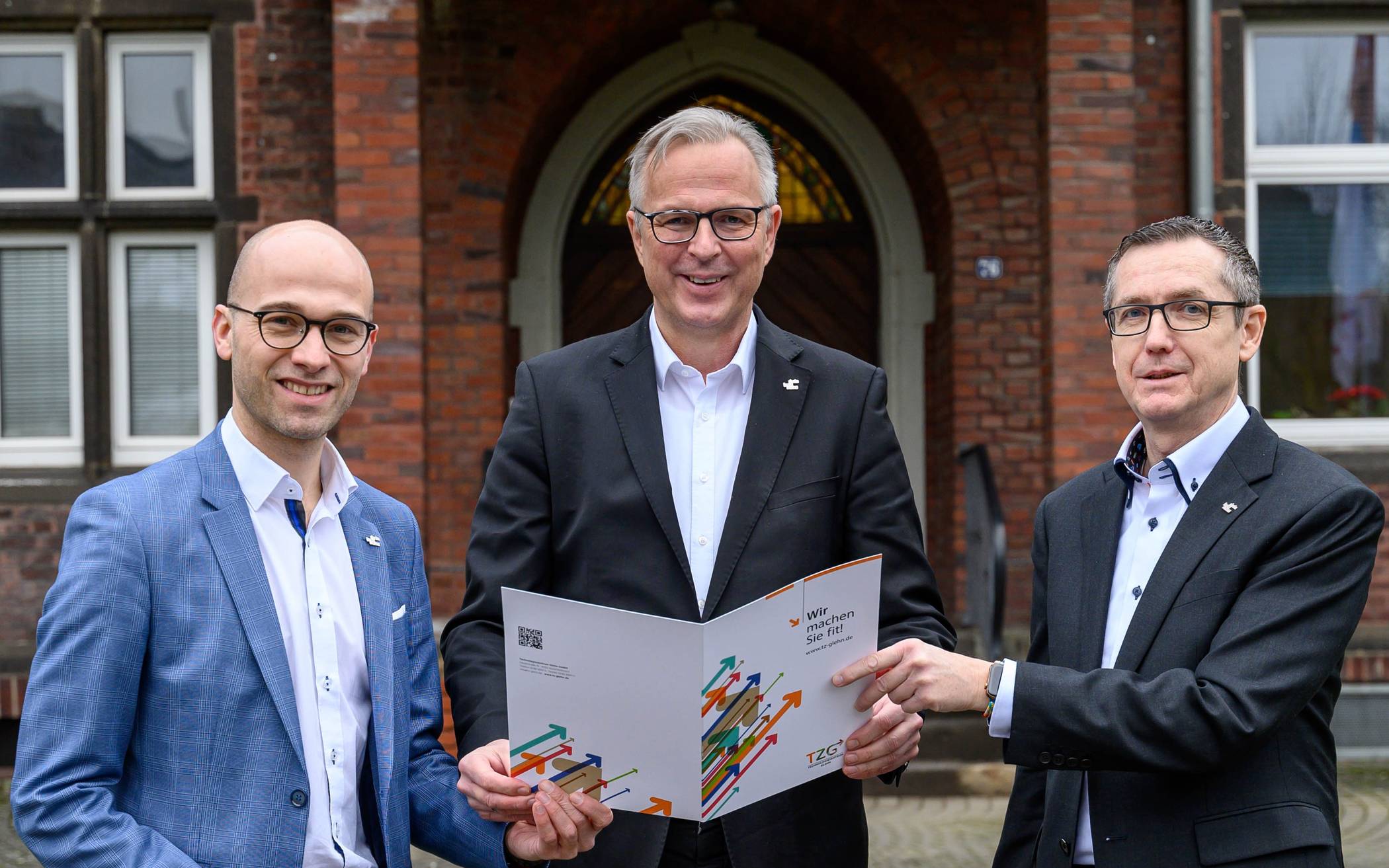  Das Projekt „Ankommen im Rhein-Kreis“ ist erfolgreich angelaufen: Kreisdirektor Dirk Brügge (Mitte) mit den TZG-Geschäftsführern Benjamin Josephs (links) und Raimund Franzen. 