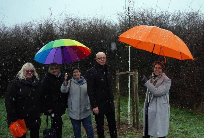 Die beiden Gleichstellungsbeauftragten der Stadt Jüchen Andrea Schiffer und Ursula Schmitz (l. und 2.v.l.), Ursula Habrich (M.) und Janne Gronen (r.) von der Frauenberatungsstelle Neuss sowie Bürgermeister Harald Zillikens pflanzten den Baum zum Jubiläum. 
