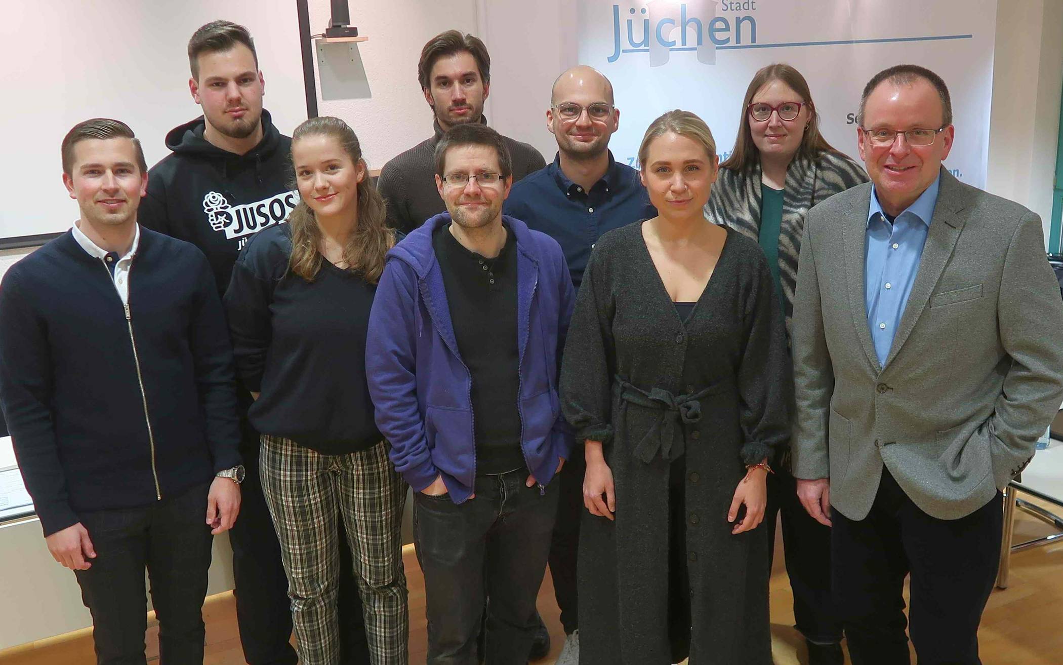 SPD-Fraktionsvorsitzender Norbert John (rechts) mit den jungen Mitgliedern der erweiterten Fraktion. Von links: Sven Huppertz, Niklas John, Ria Hilmer, Alexander Pritzke, Fabian Koglin, Timo Neuhausen, Anna Strohbach und Nadine Stammen. 