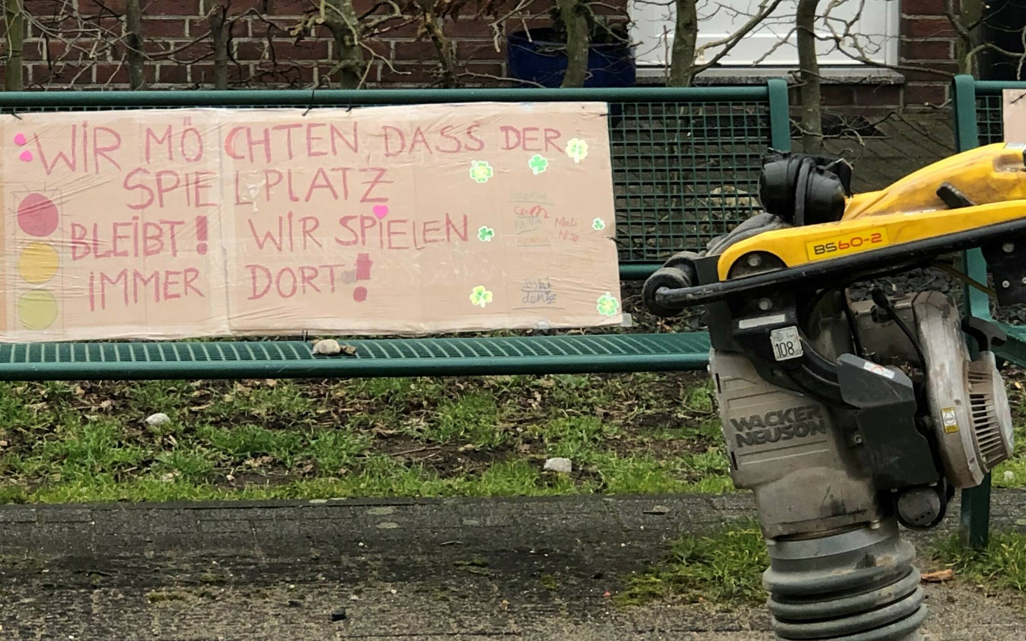 Rembrandtstraße: Kinder-Demo auf dem Spielplatz​
