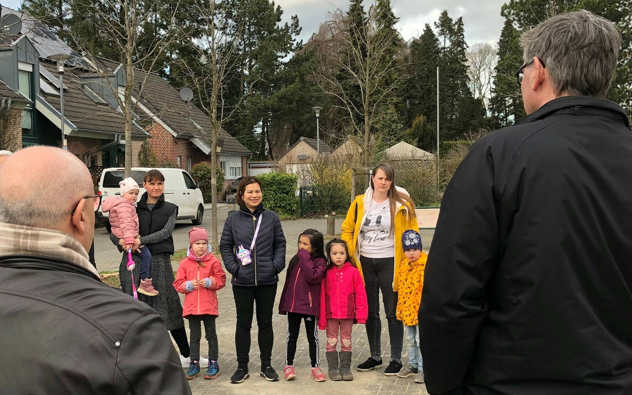 Am Montag Nachmittag stellte sich Jugend-Dezernent Herpel dann den Eltern und Kindern, die froh waren zu hören, dass „ihr“ Spielplatz gerettet ist.