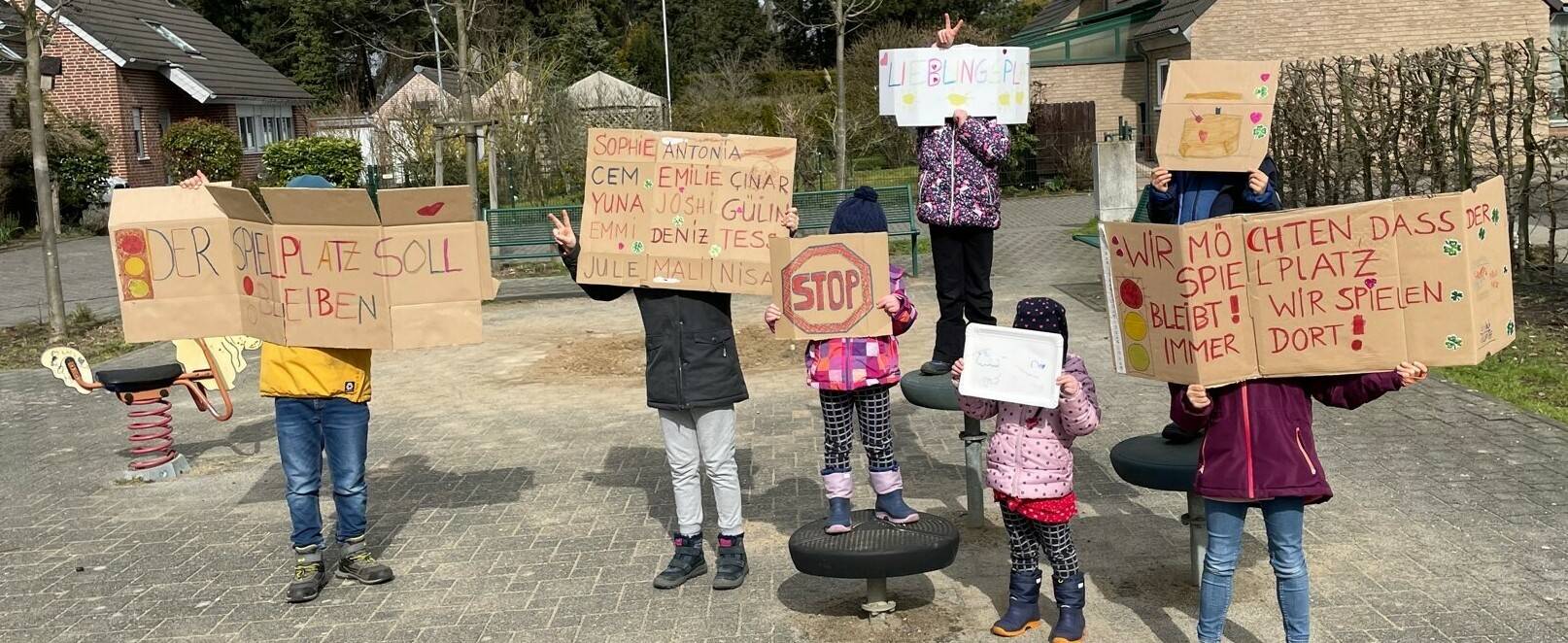  Der Spielplatz an der Rembrandtstraße: Trotz der Kinder-Demo (Foto) ging die Demontage weiter (zweites Bild).  