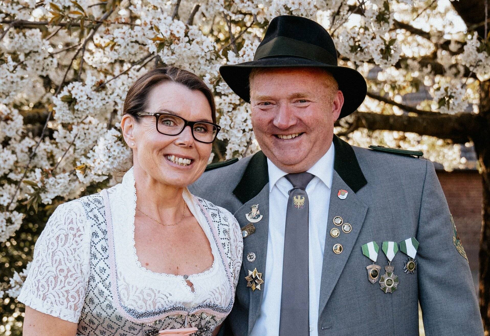 Heinz Josef und Michaela Klein vom örtlichen Jägerzug „Blattschuss“ mussten lange auf ihre Krönung warten.