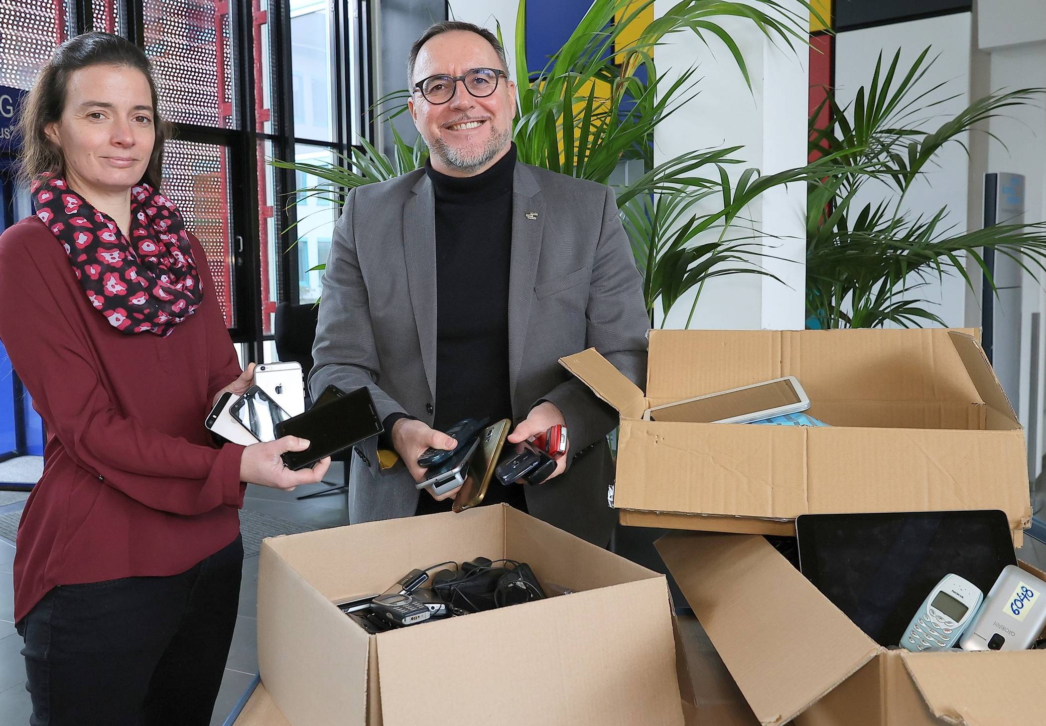 Yvonne Janssen und Harald Vieten sind mit der Resonanz auf die Althandy-Sammelaktion zufrieden. Die Aktion ist zunächst bis zum Jahresende angelegt.