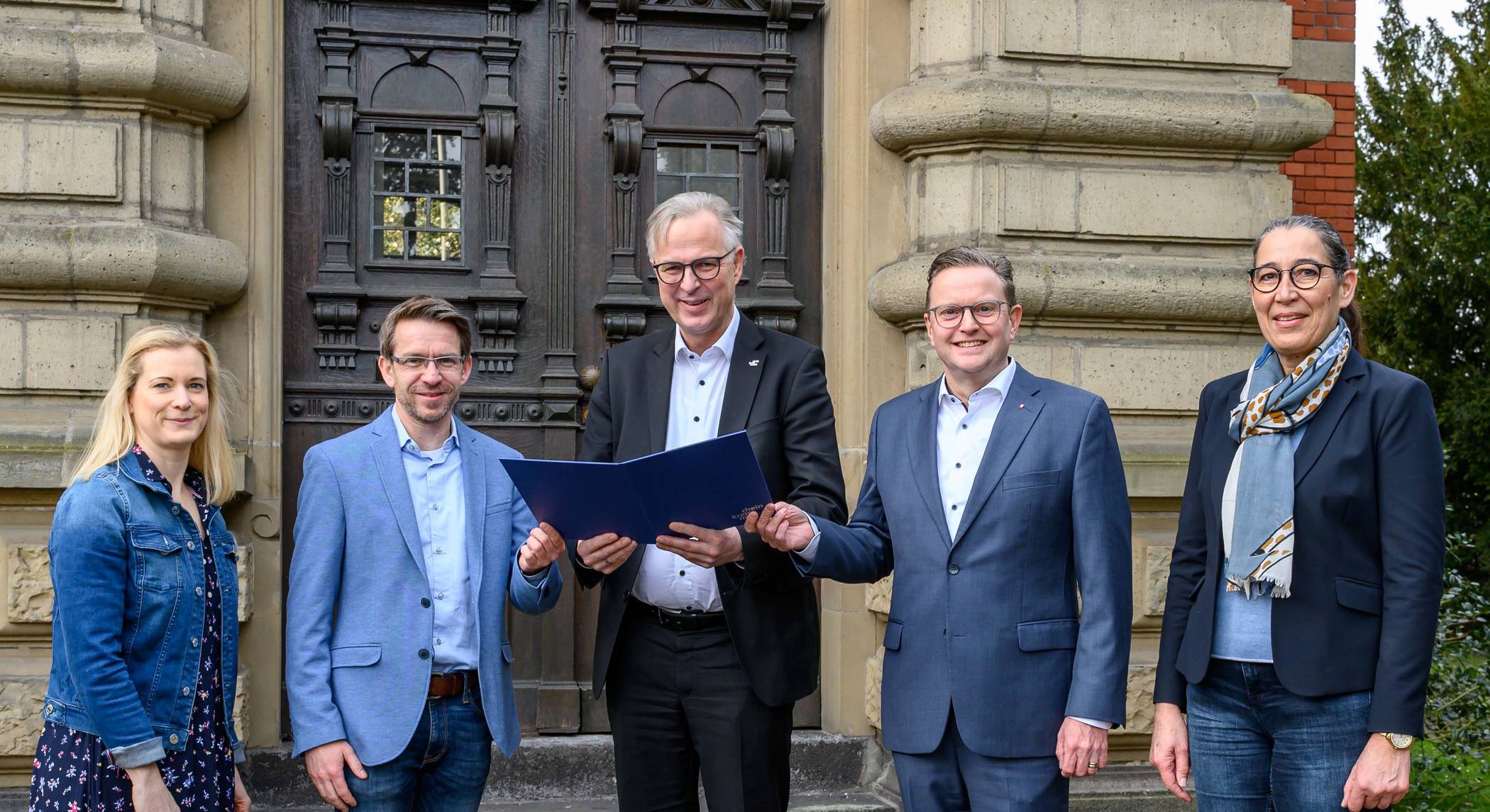 Sie setzen sich weiter für das Programm „Demokratie leben“ ein (von links): Yvonne Crynen vom "Kommunalen Integrationszentrum", Andre Fitzner von der Diakonie, Kreisdirektor Dirk Brügge, Marc Inderfurth von der Caritas und Ulrike Weyerstraß (Leiterin des "Kommunalen Integrationszentrums").
