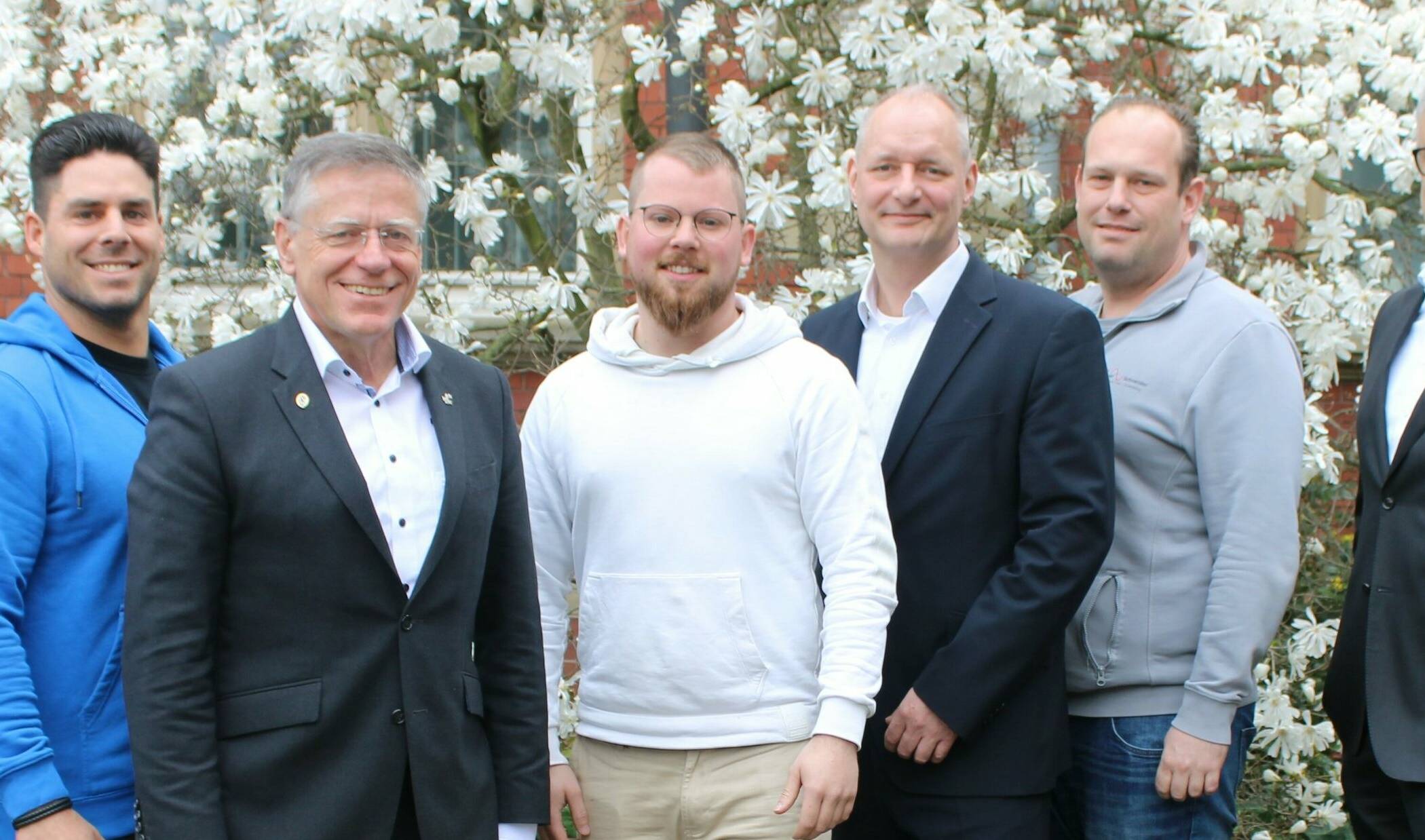  Sie trafen sich zum offiziellen Startschuss für die „Fahrrad-Kraus-Bambini-EM“ im August dieses Jahres (von links nach rechts): Stephan Renner (Stadt Grevenbroich), Jens Schmelzing („Breuer &amp; Schneider“), Schirmherr Hans-Jürgen Petrauschke (Landrat), Niklas Möhlmeyer für den Namenssponsor „Fahrrad Kraus“, Christian Jansen („Volksbank Erft“), Stefan Schneider („Schlossmacher“), Murat Arslan („Silverline“) und Patrick Scholz vom Kurier-Verlag. 