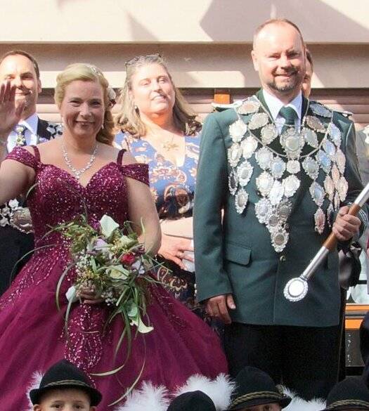  Torsten und Natascha Hilgers tragen das Königssilber. 