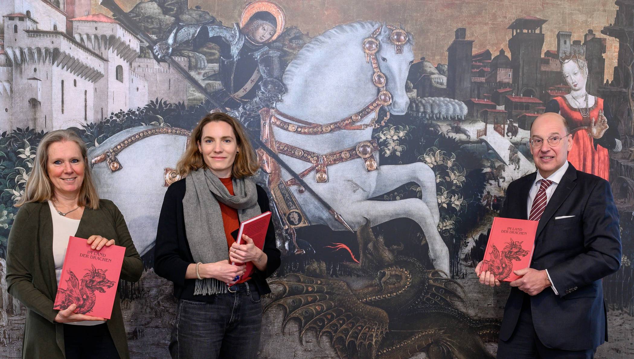  Sie stellen die neue Ausstellung „Im Land der Drachen“ vor (von links): Dr. Kathrin Wappenschmidt, Hanna Panknin und Kreis-Dezernent Tillmann Lonnes 
