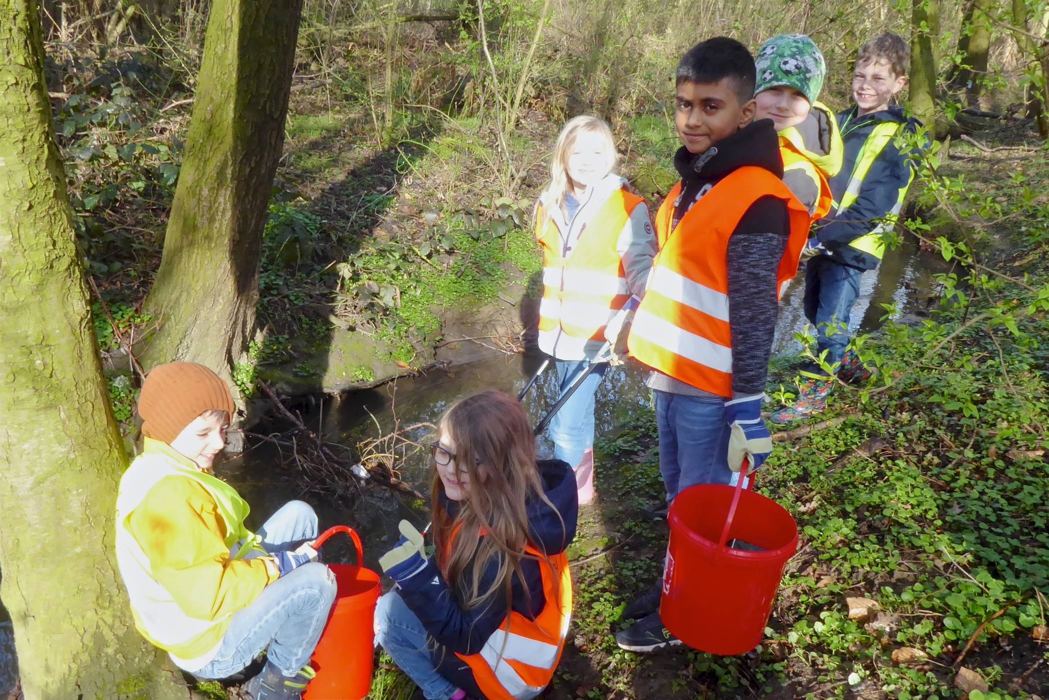  Die Umweltagenten im Einsatz am Jüchener Bach. 