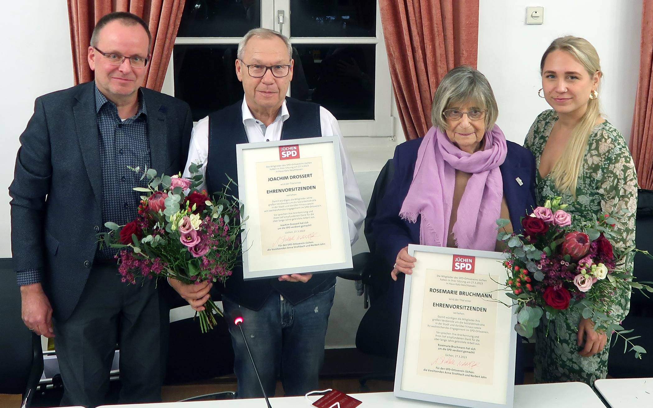 Die bisherige „Doppelspitze“ der Jüchener SPD mit Joachim Drossert und Rosemarie Bruchmann, die zu Ehrenvorsitzenden gewählt wurden, eingerahmt von den neuen Ortsvereinsvorsitzenden Norbert John und Anna Strohbach.