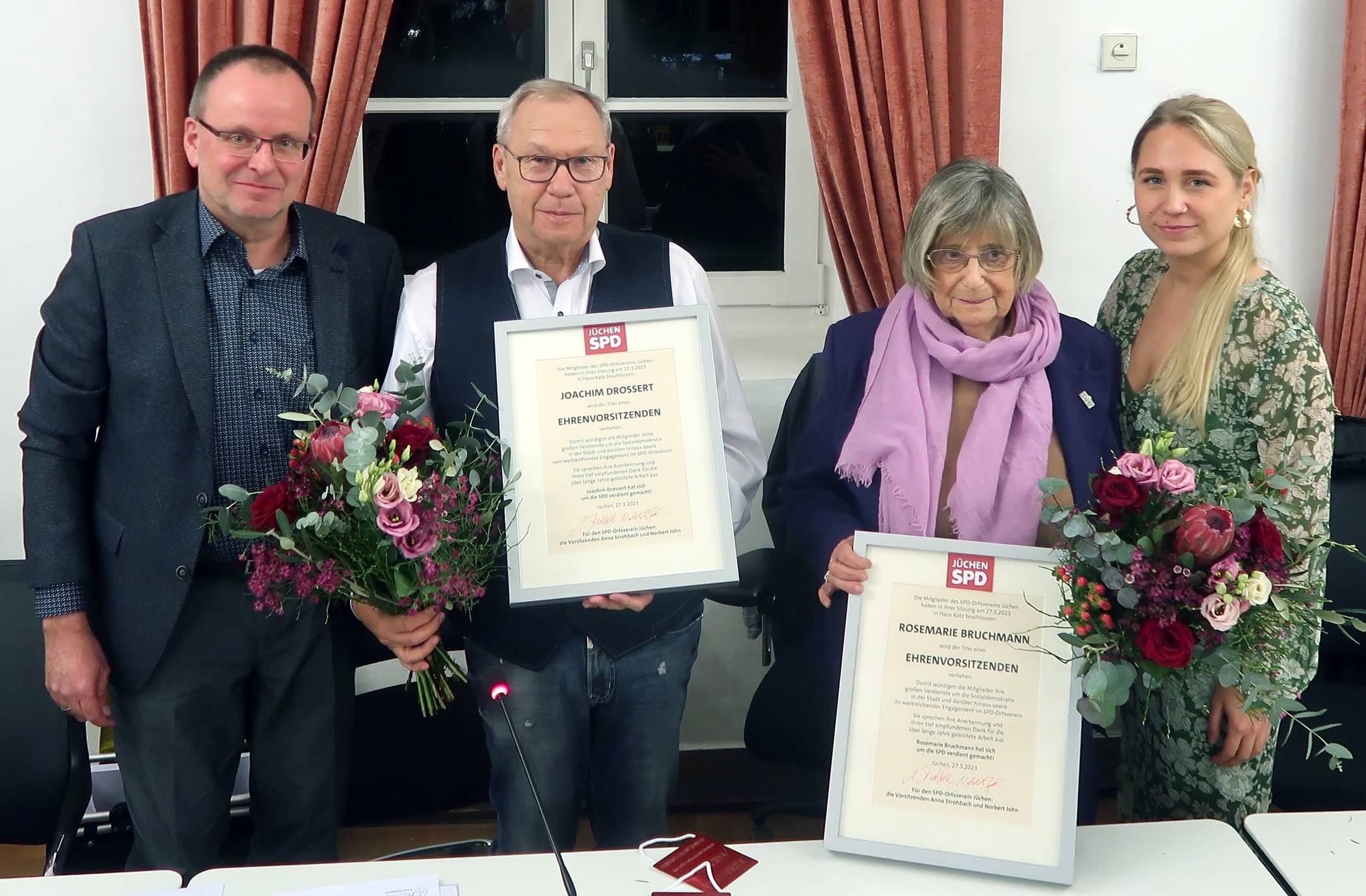 Die bisherige „Doppelspitze“ der Jüchener SPD mit Joachim Drossert und Rosemarie Bruchmann, die zu Ehrenvorsitzenden gewählt wurden, eingerahmt von den neuen Ortsvereinsvorsitzenden Norbert John und Anna Strohbach.