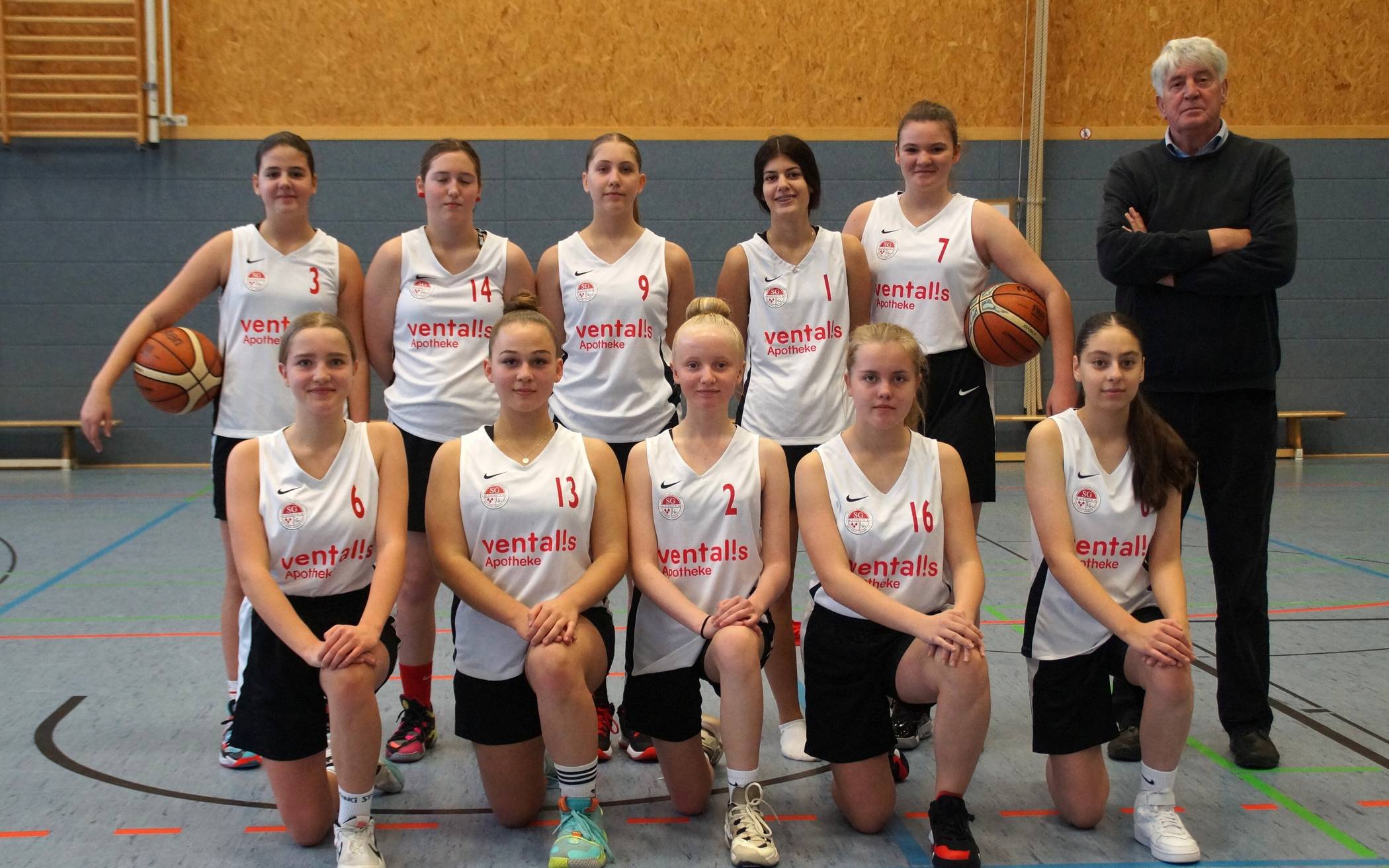 Die Meistermannschaft der weiblichen U14, die den Meistertitel in der NRW-Oberliga für die Scorpions holte, mit ihrem Trainer Laszlo Lang.