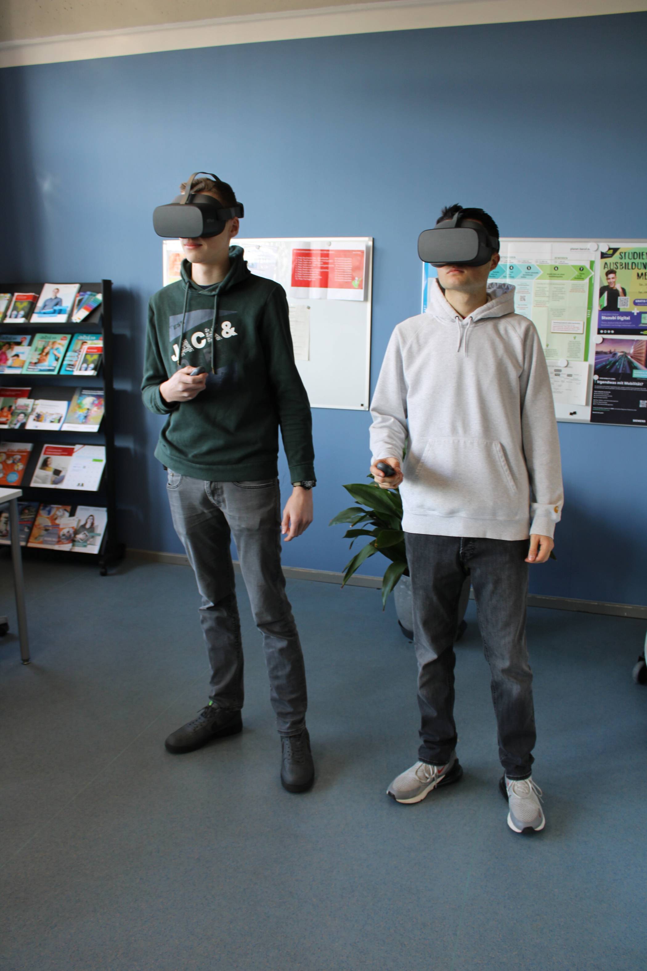  Von der Schule aus einen Tag in einem bestimmten Beruf erleben – dank VR-Brillen ist das möglich. 