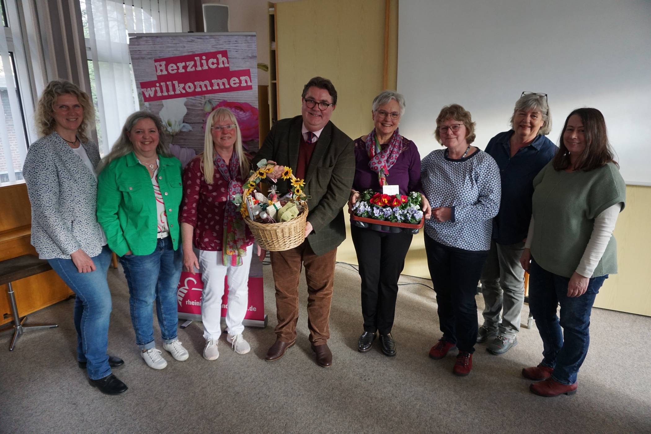 Ansgar Heveling mit dem Vorstand der Landfrauen des Ortsverbandes Jüchen bei der Übergabe des Dankeschönpräsentes.  