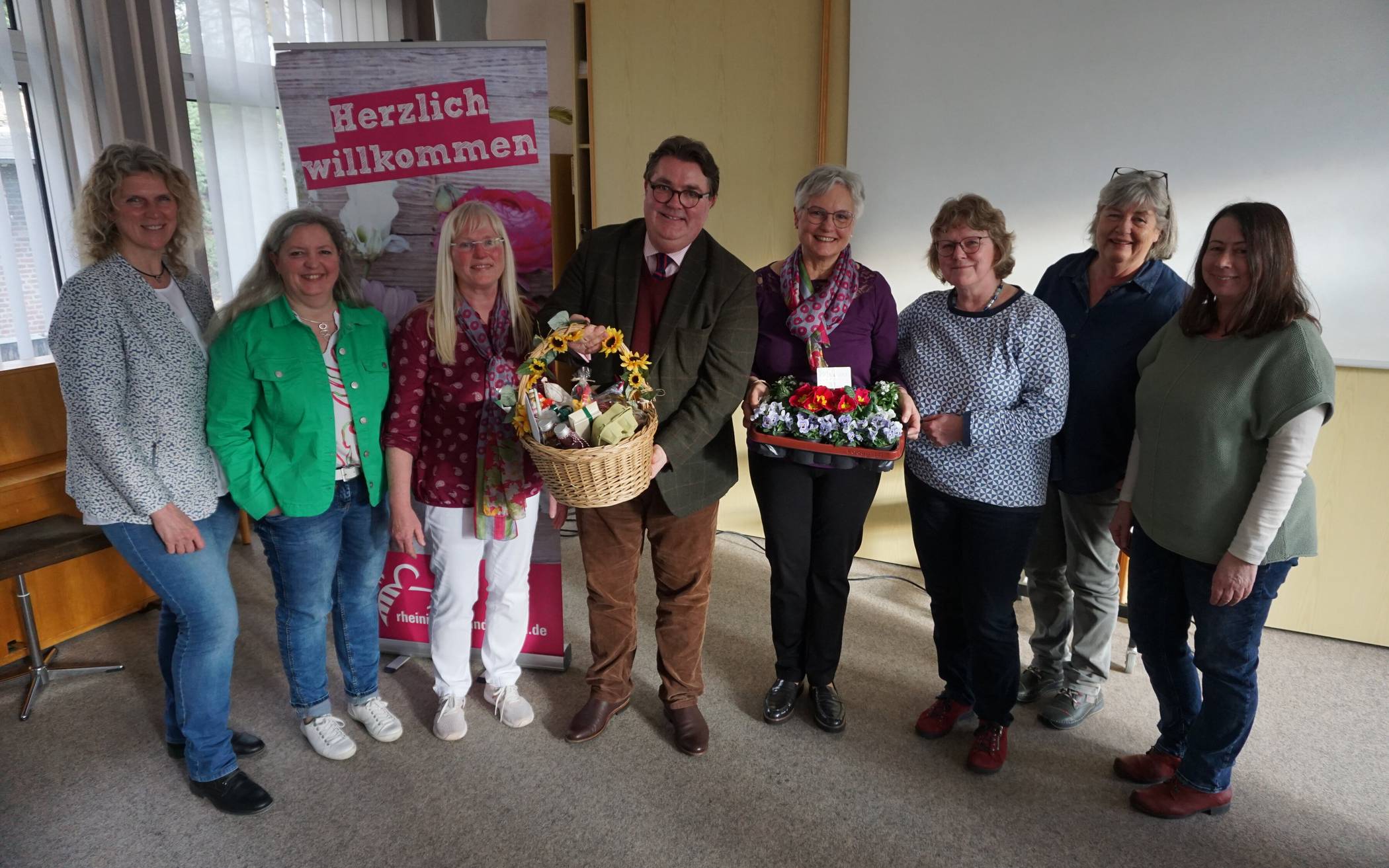 Ansgar Heveling mit dem Vorstand der Landfrauen des Ortsverbandes Jüchen bei der Übergabe des Dankeschönpräsentes.  