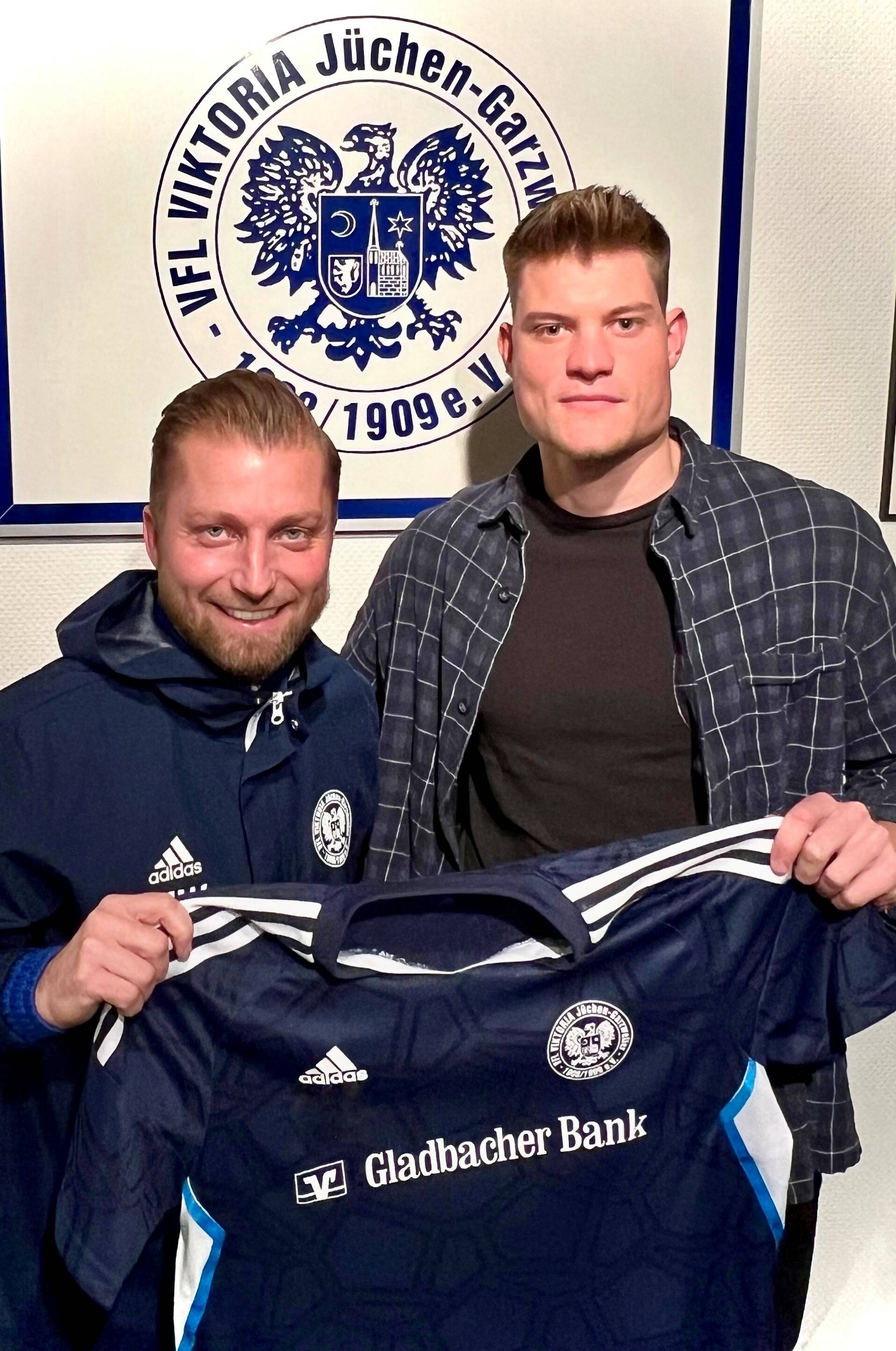 Trainer Marcel Winkens mit Neuzugang Yannik Joosten.