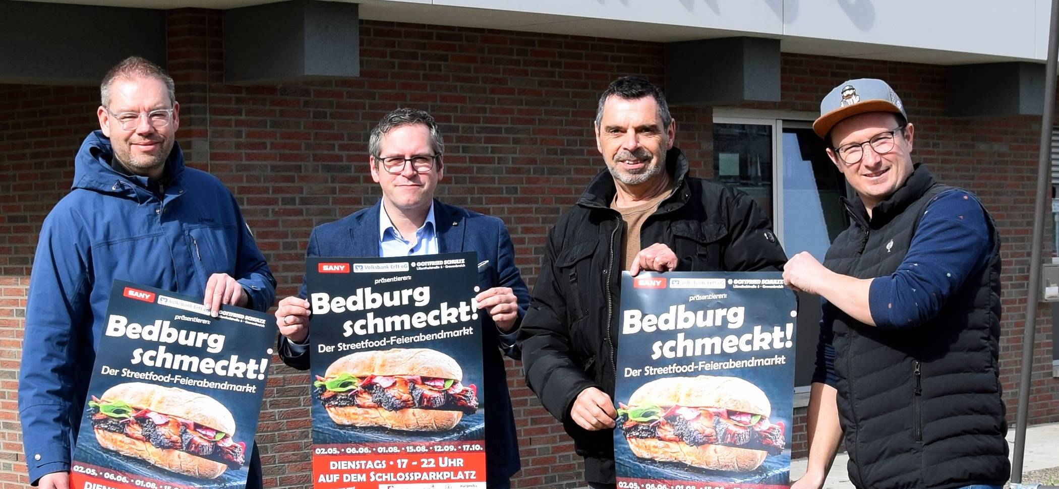 Bürgermeister Sascha Solbach freut sich gemeinsam mit Robert Heinen (Zweiter von rechts, Stadtmarketing) und den beiden Organisatoren Marc Pesch (links) und Dustin Thissen (rechts) auf den Streetfood-Feierabendmarkt.