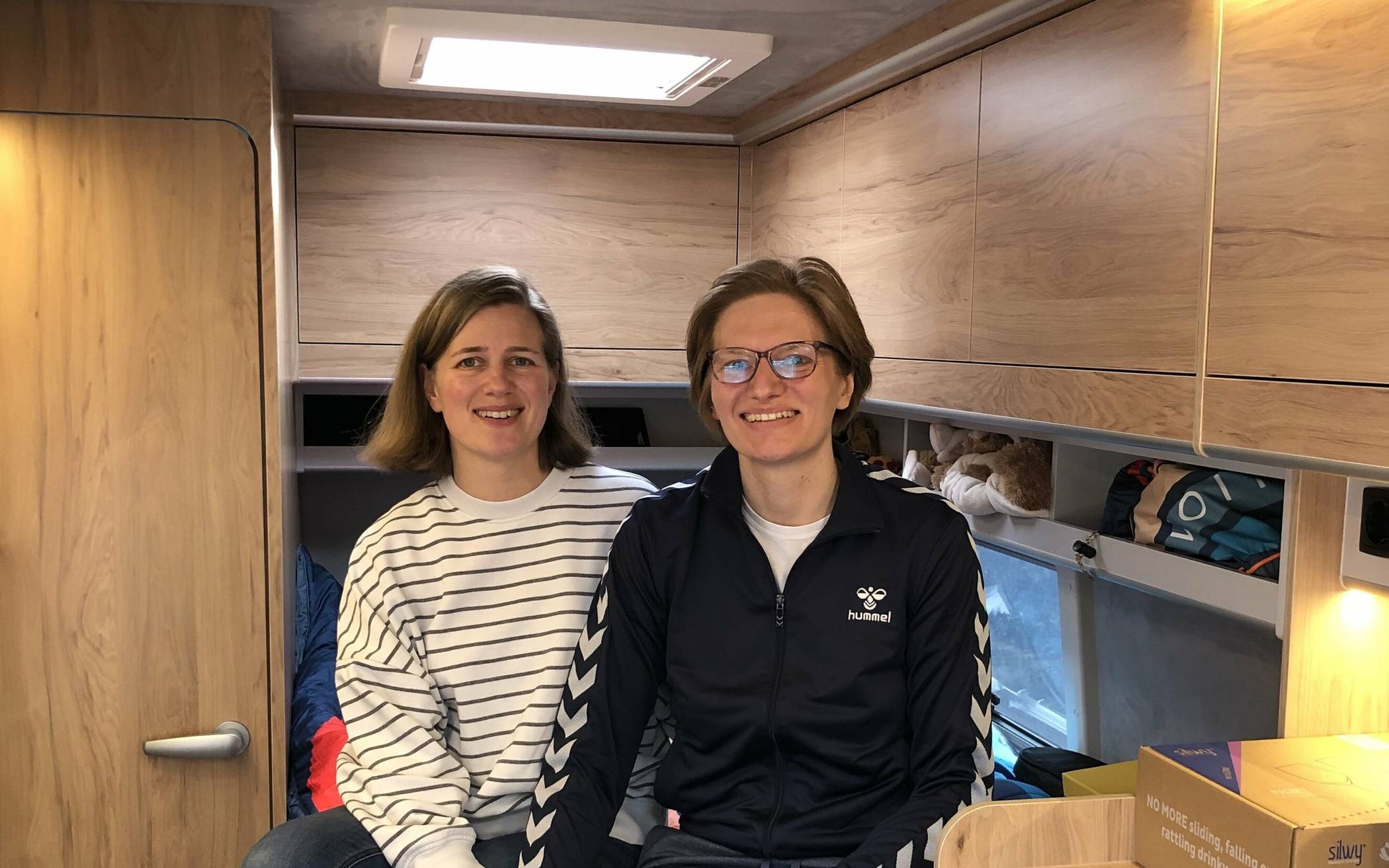 Leben auf kleinstem Raum: Stefanie und Eva Schoetzau in ihrem Camper-Van wollen Europa erobern.  