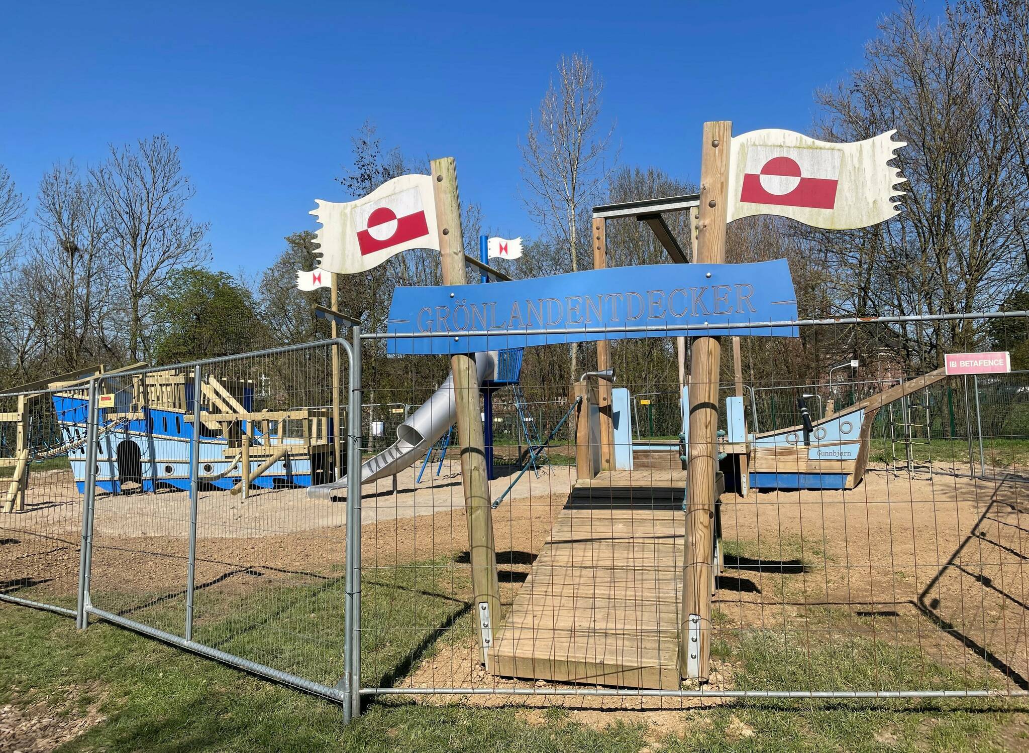 Entdeckerschiff auf dem Kinderspielplatz Mathias-Esser-Straße in Elsen