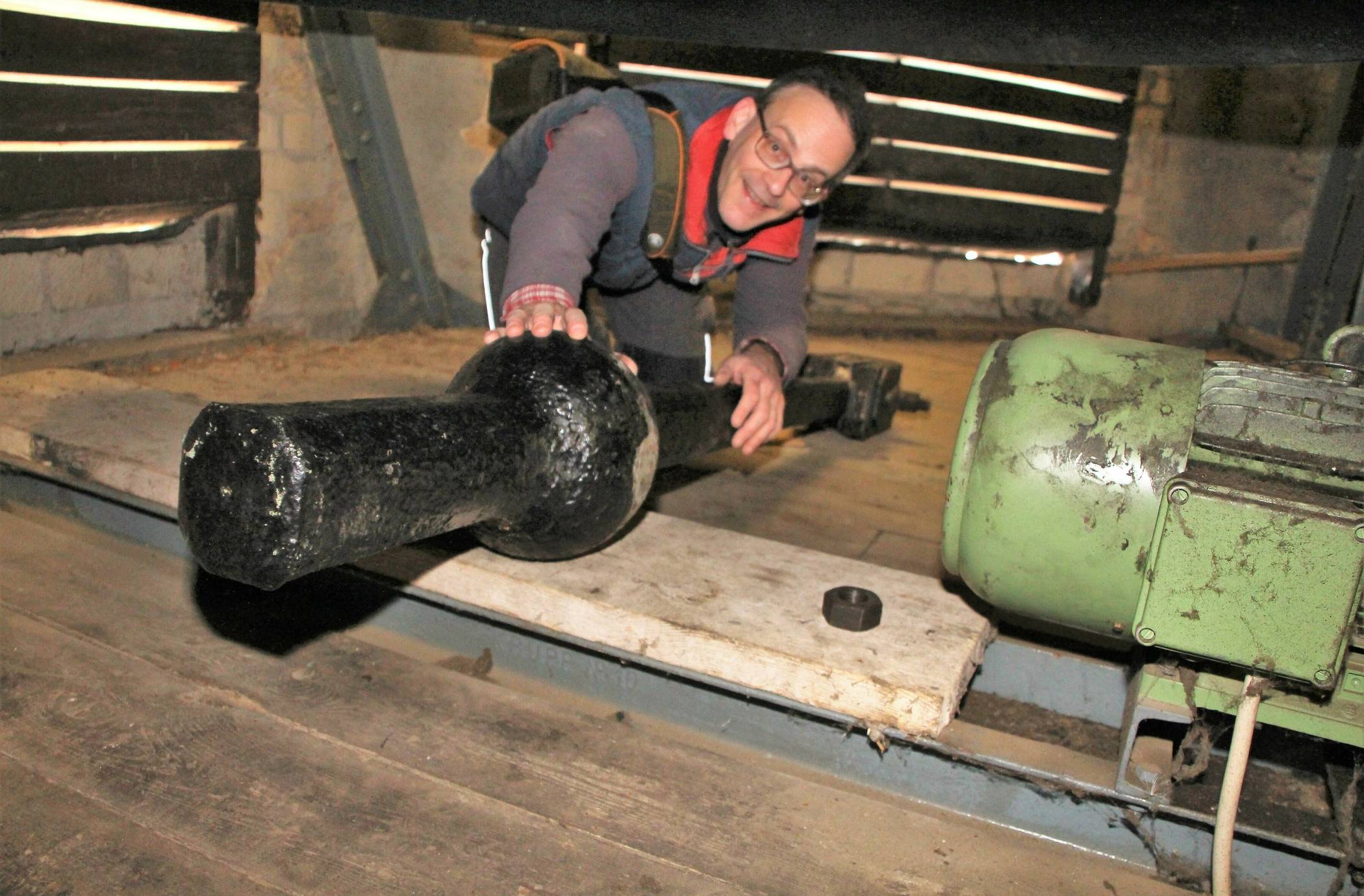  Der beschädigte und demontierte Klöppel unter der „Glocke 1“. 