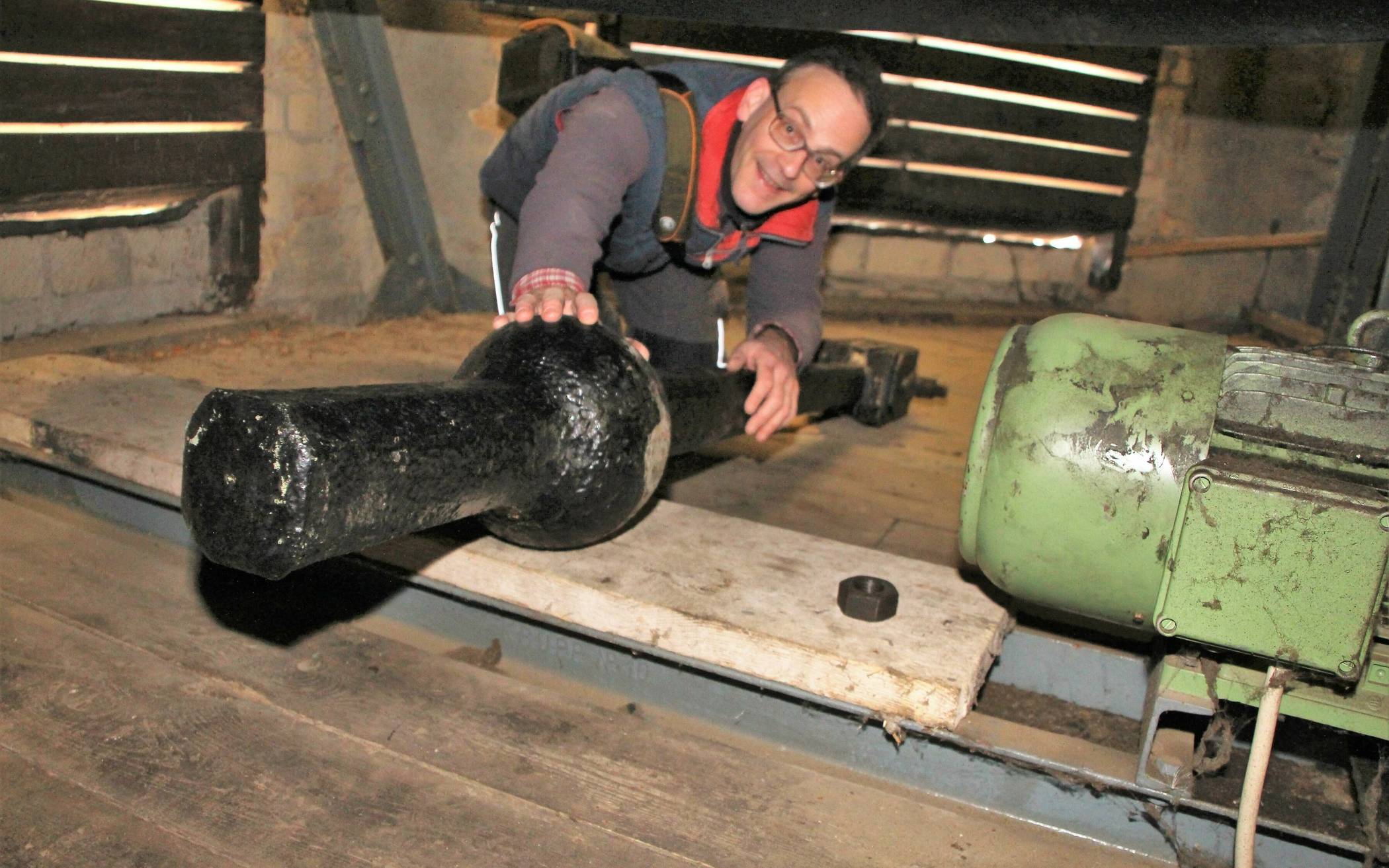  Der beschädigte und demontierte Klöppel unter der „Glocke 1“. 