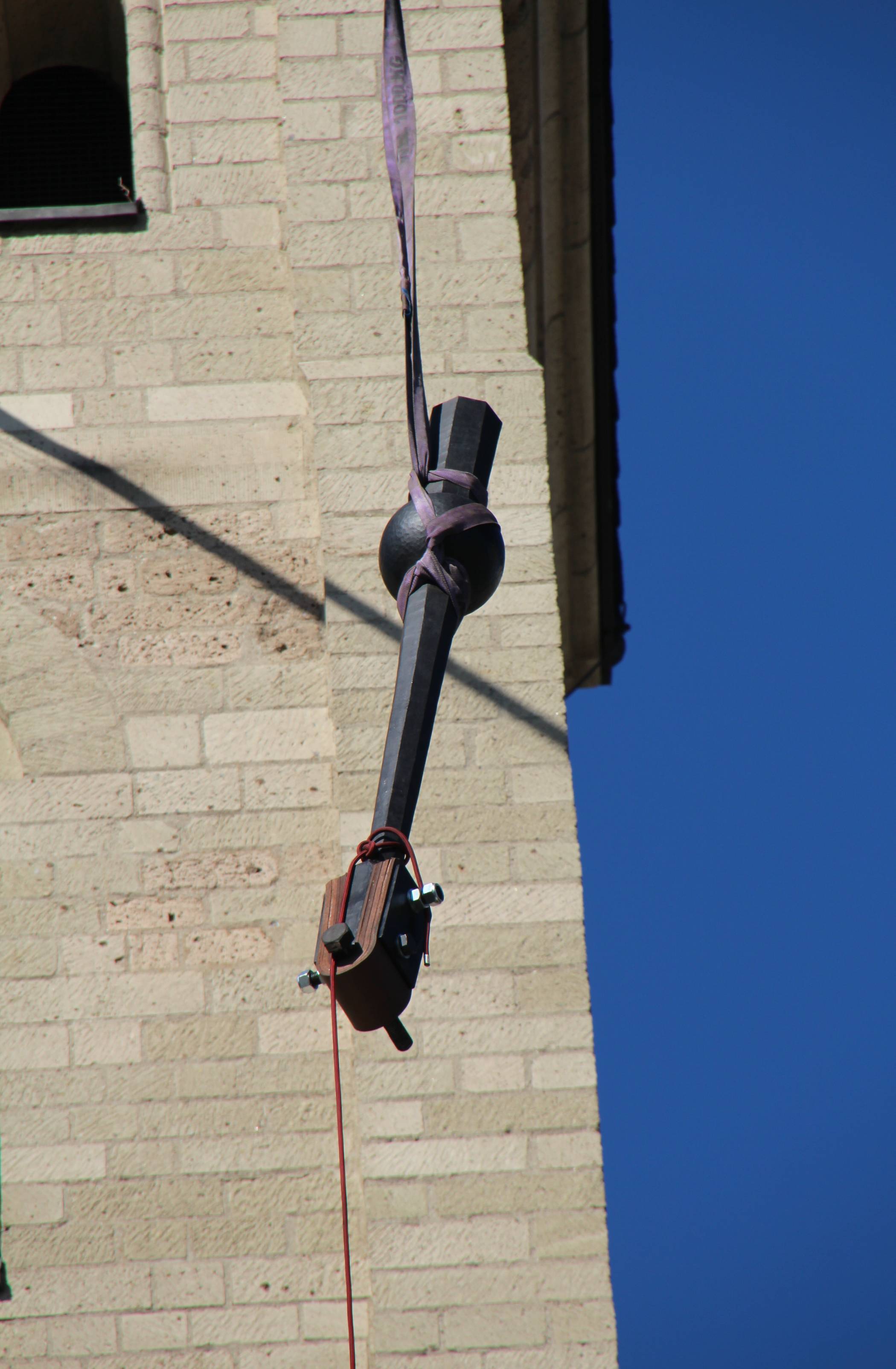  Der neue Klöppel auf dem Weg zum Glockenturm. 