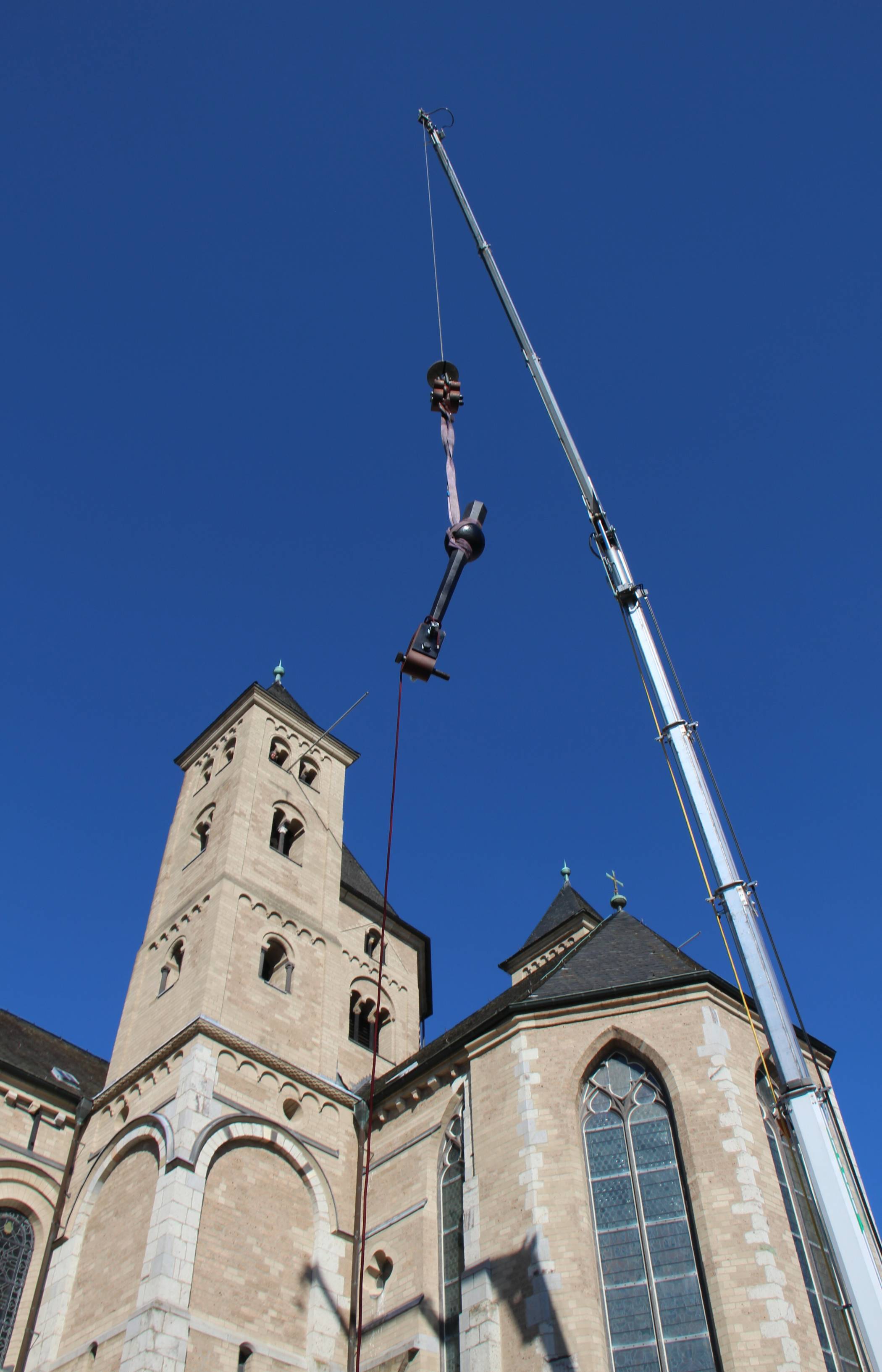  Der neue Klöppel auf dem Weg zum Glockenturm. 