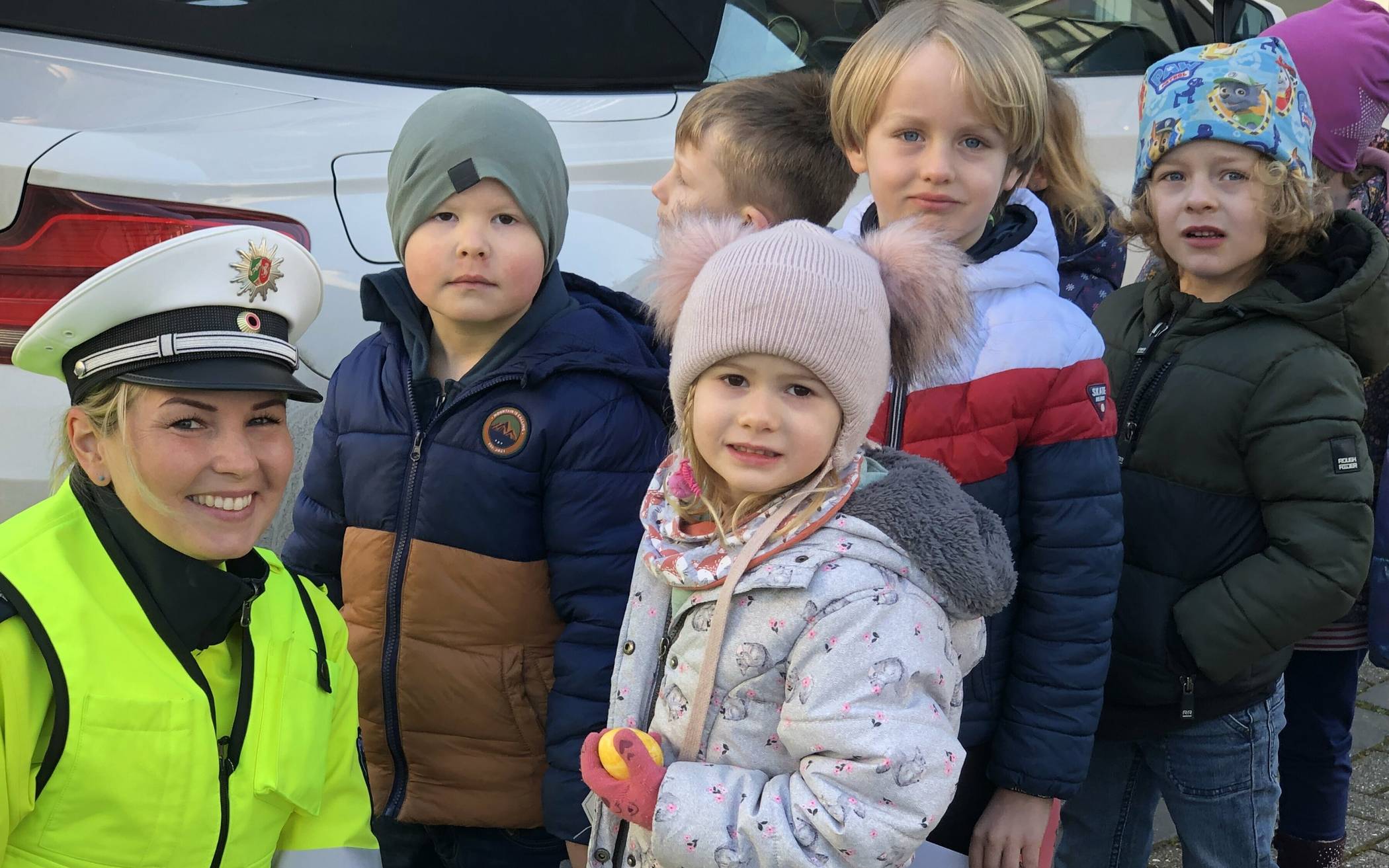 Polizei und Kinder hatten Freude daran, die rücksichtsvollen Autofahrer zu belohnen.