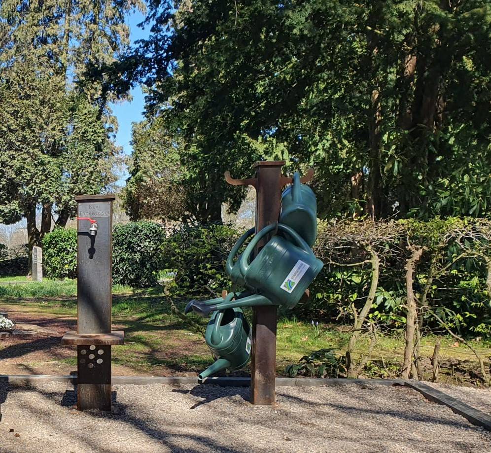 Neue Wasserstelen und Gießkannenhalter für den Friedhof in Stadtmitte.