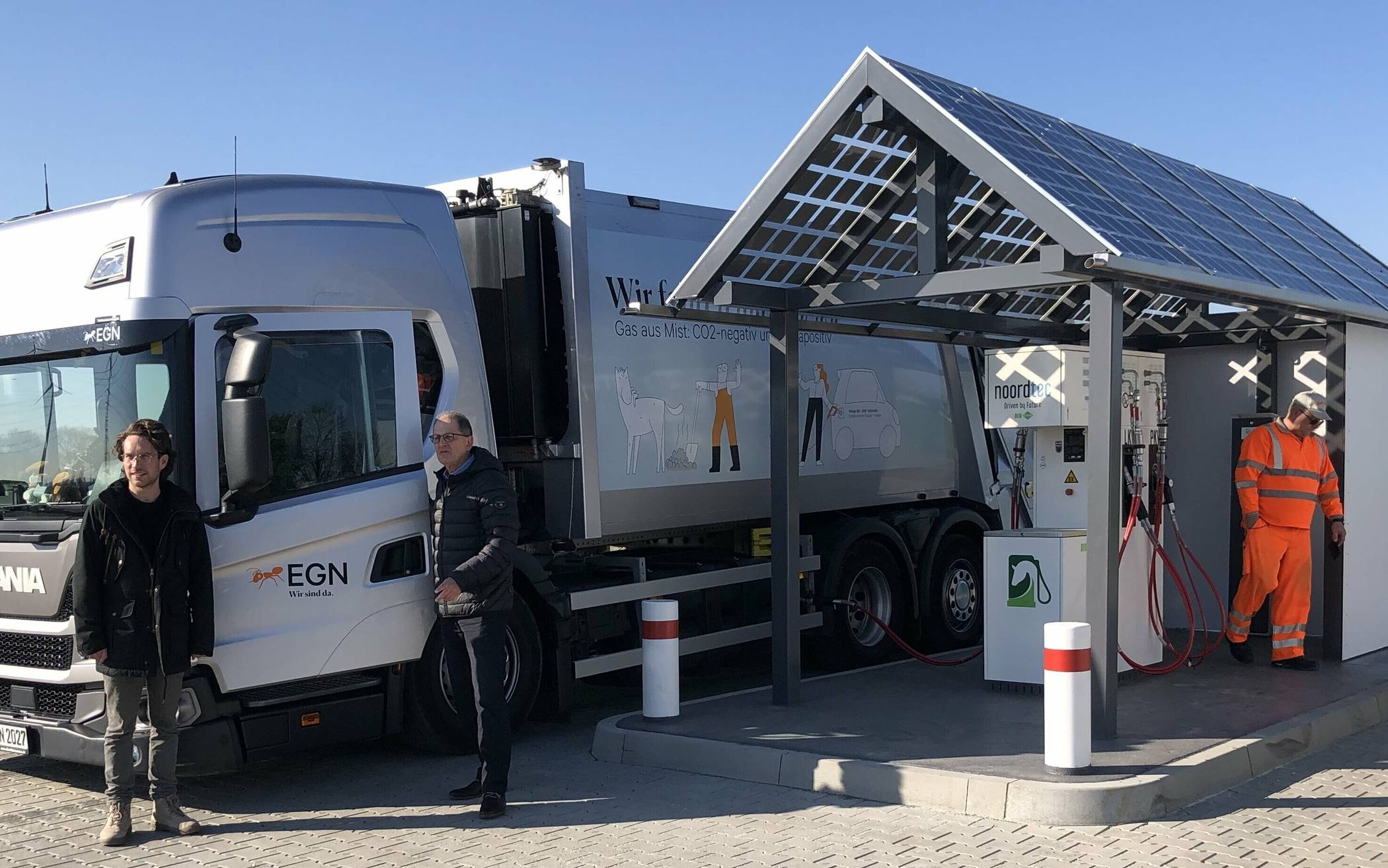 An dieser Tankstelle fahren am 8.000 Pkw und 600 Lkw vorbei. Viel Potenzial für „Verbrennungsmotoren, die sehr sauber unterwegs sind“. 