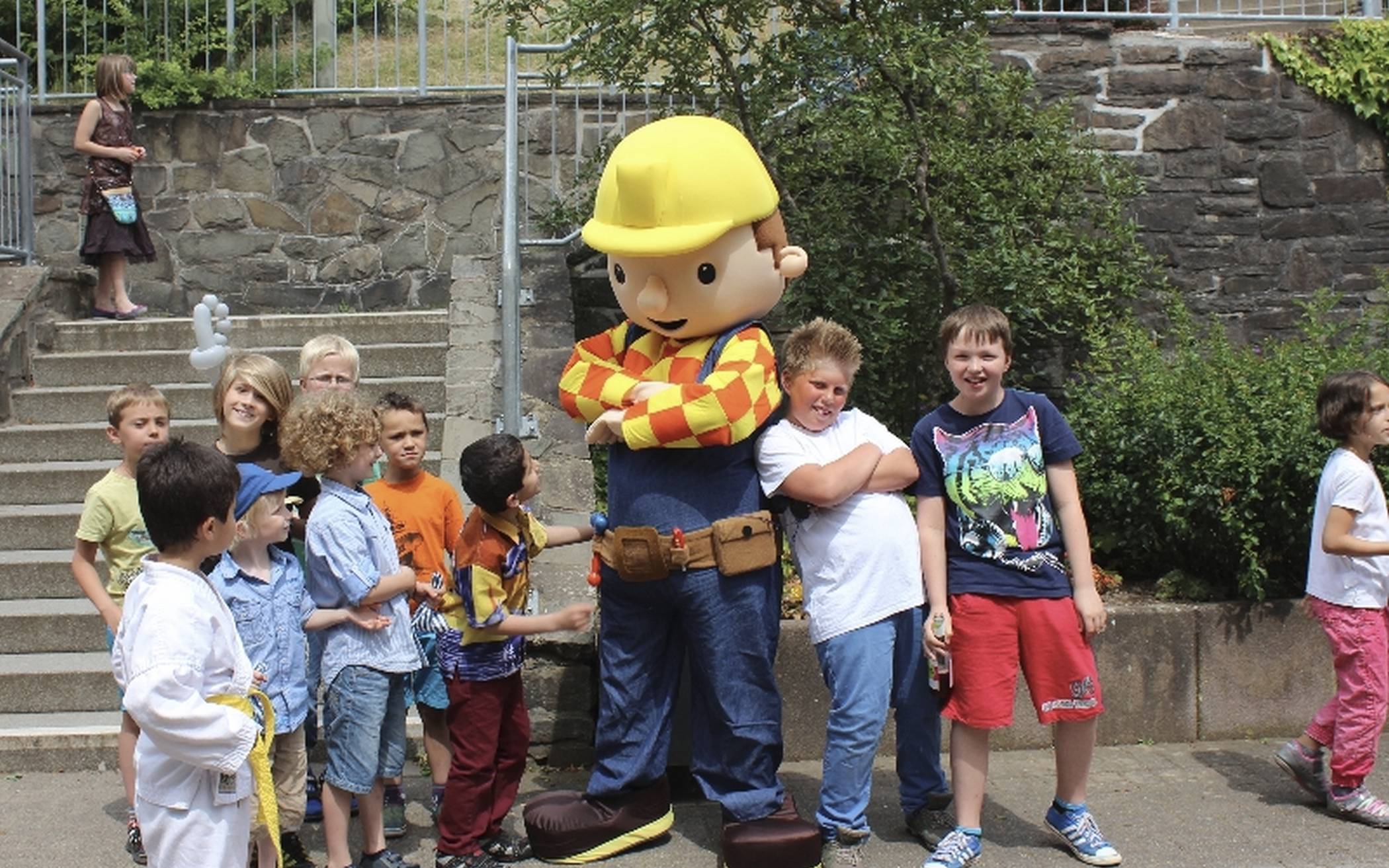  Wie wäre es mit einem Foto gemeinsam mit „Bob, dem Baumeister“? Bei „Grevenbroich elektrisch“ hat jedermann dazu die Gelegenheit. 