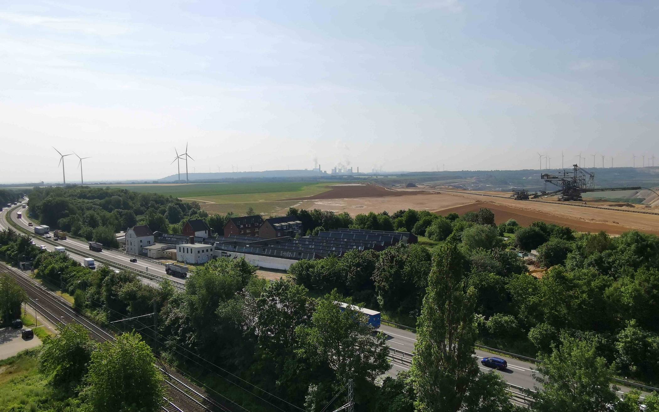 Auf den rekultivierten Fläche südlich der Jüchener Kernstadt und des Bahnhof laufen Planungen für den „Sprung über die Autobahn“. Südlich der BAB 46 soll in den nächsten Jahrzehnten ein neuer Stadtteil entstehen.    