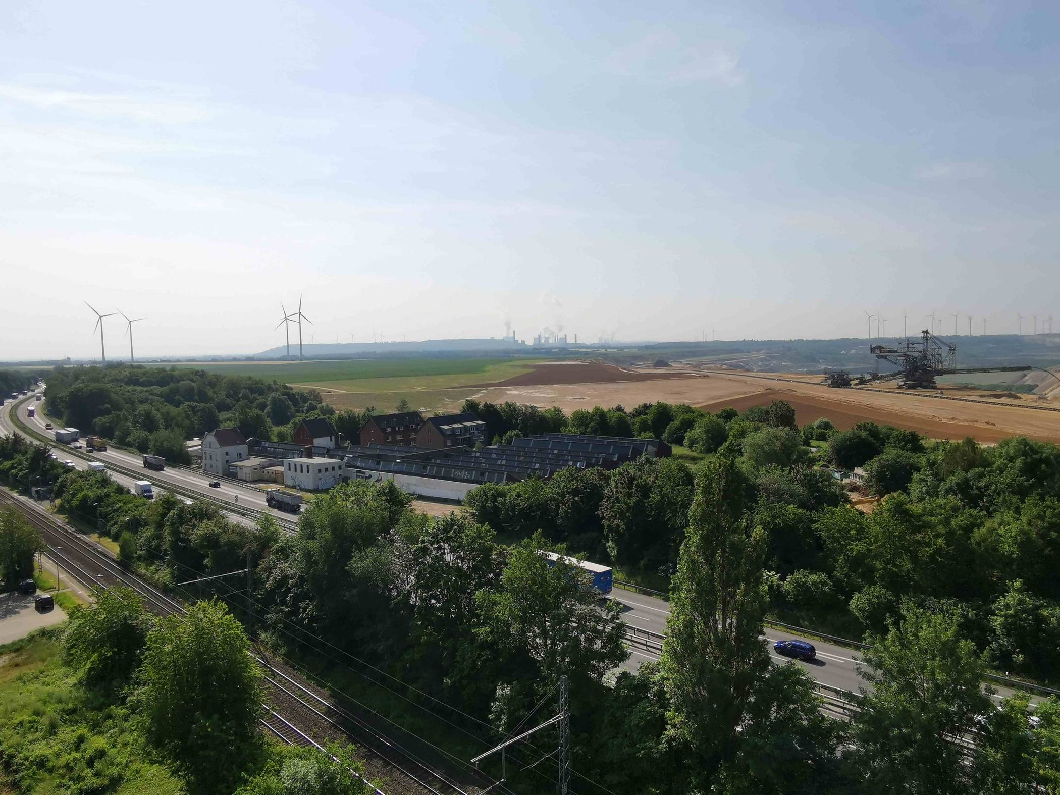 Auf den rekultivierten Fläche südlich der Jüchener Kernstadt und des Bahnhof laufen Planungen für den „Sprung über die Autobahn“. Südlich der BAB 46 soll in den nächsten Jahrzehnten ein neuer Stadtteil entstehen.    