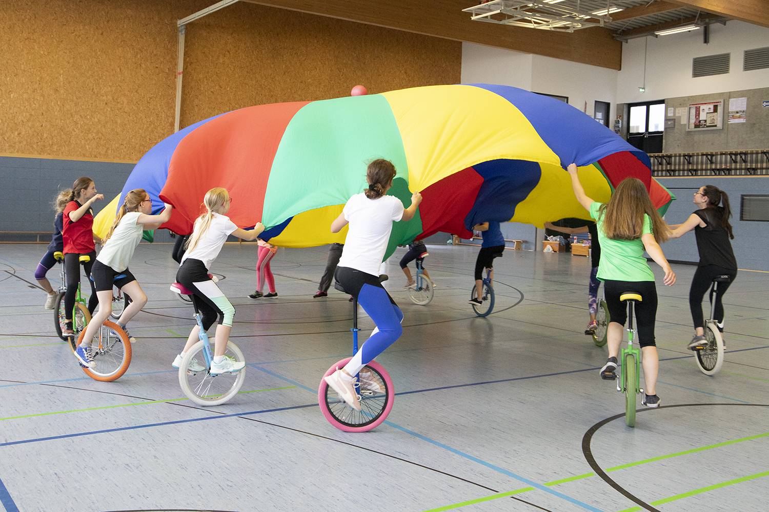  Die Sportlandschaft in Jüchen ist äußerst vielseitig. Von Fußball über Tanz bis zum Einradfahren (wie hier abgebildet bei der SG Gierath) gibt es ein buntes Angebot für Groß und Klein. 