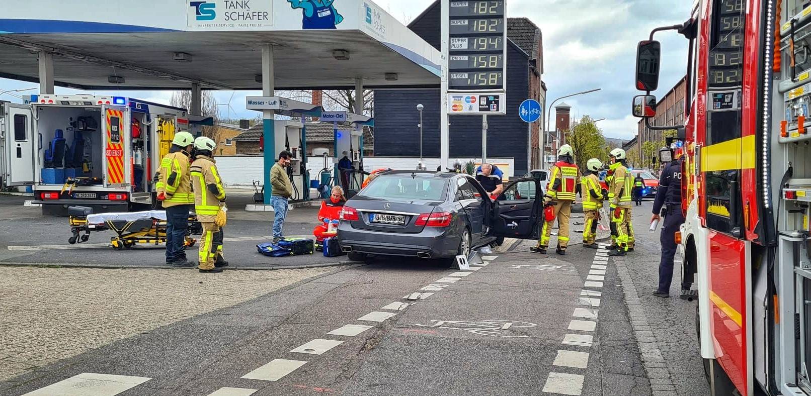 Zusammenstoß vor der Tankstelle