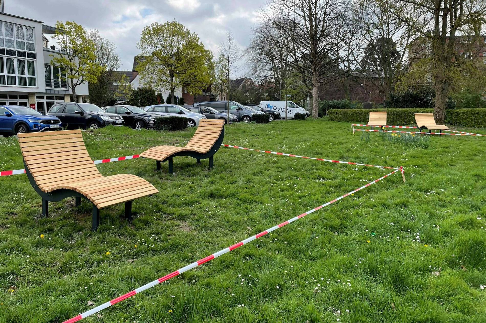 Neue Liegen zum Entspannen an der KarlOberbachStraße