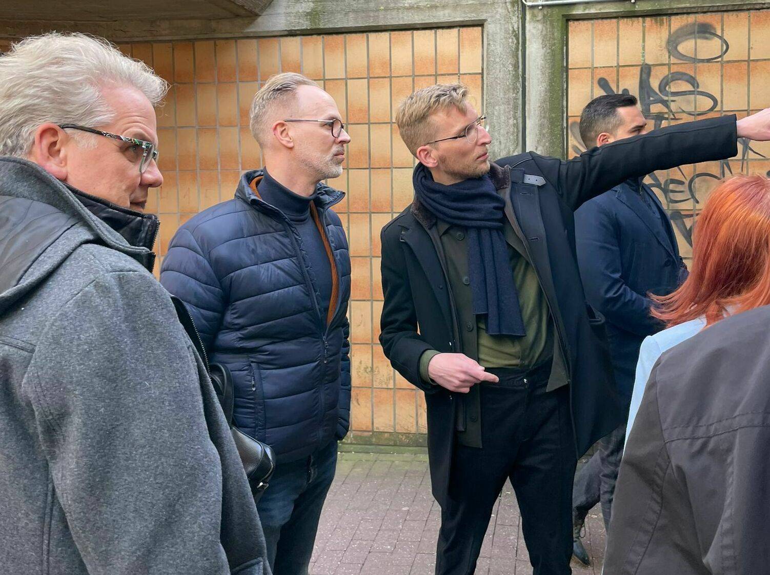 Daniel Rinkert erklärt Sebastian Fiedler, Fachmann