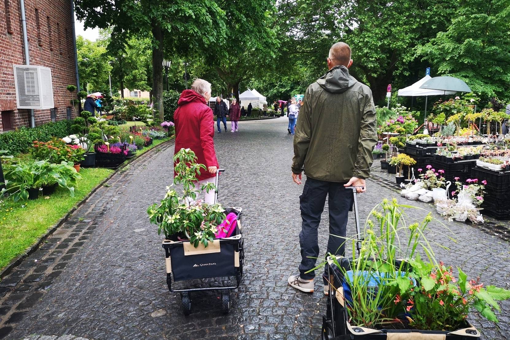  Bilder aus dem vergangenen Jahr: Zufriedene Kunden verlassen das Gelände der „Gartentage“... 