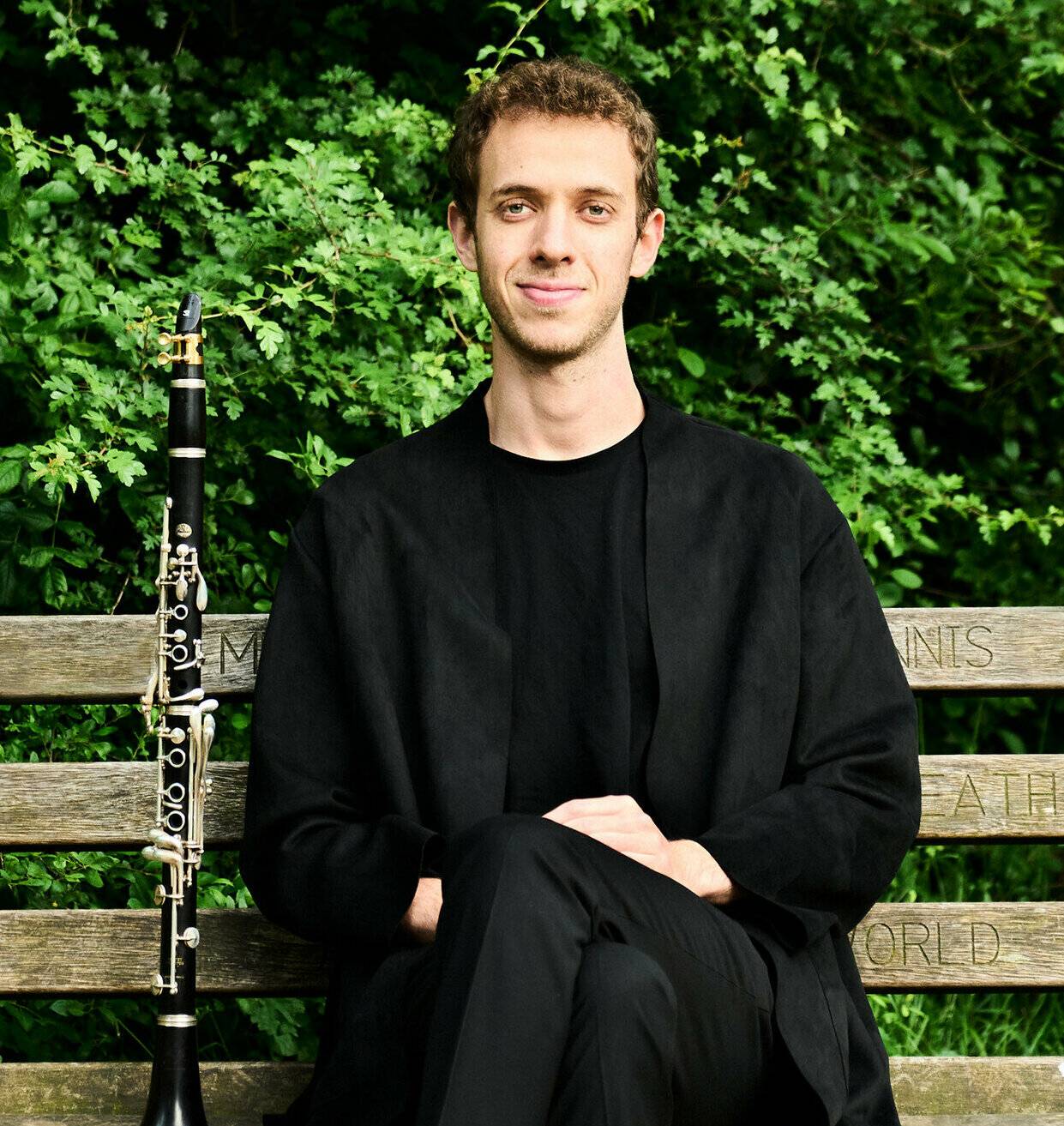 Klarinettist Jonathan Leibovitz ist der „upcoming Star“ an diesem Musikinstrument, „den wir irgendwie hierher gelockt haben“. Er bestreitet (zusammen mit Cellist Maciej Kulakowski) die „Klangwanderung“ am Pfingstmontag um 17 Uhr, die „ein außerordentlich anregendes, überraschendes Unternehmen zu werden verspricht“. Allen avantgardistischen Strömungen gehe er ganz bewusst aus dem Wege.