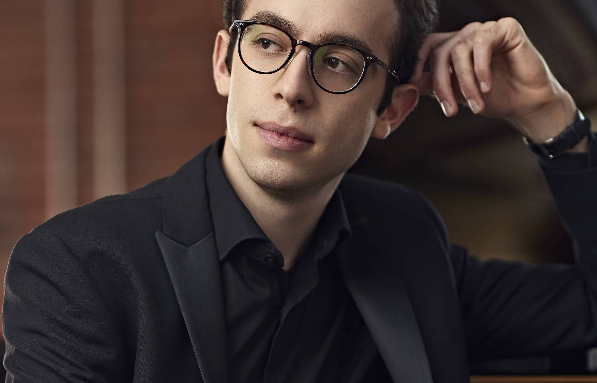 Pianist und Komponist Nicolas Namoradze ist eine „richtige Hochbegabung. Der kann alles, macht alles.“ Aktuell studiert er am „Kings College“ und arbeitet über Achtsamkeit. Er spielt am Pfingstmontag Präludien und Fugen – denkwürdig auch insofern, als die Werke von „gelenkten“ Meditationen begleitet und durch diese zu noch intensiveren Erlebnissen werden. „Mal schauen, wie sich das auswirkt.“