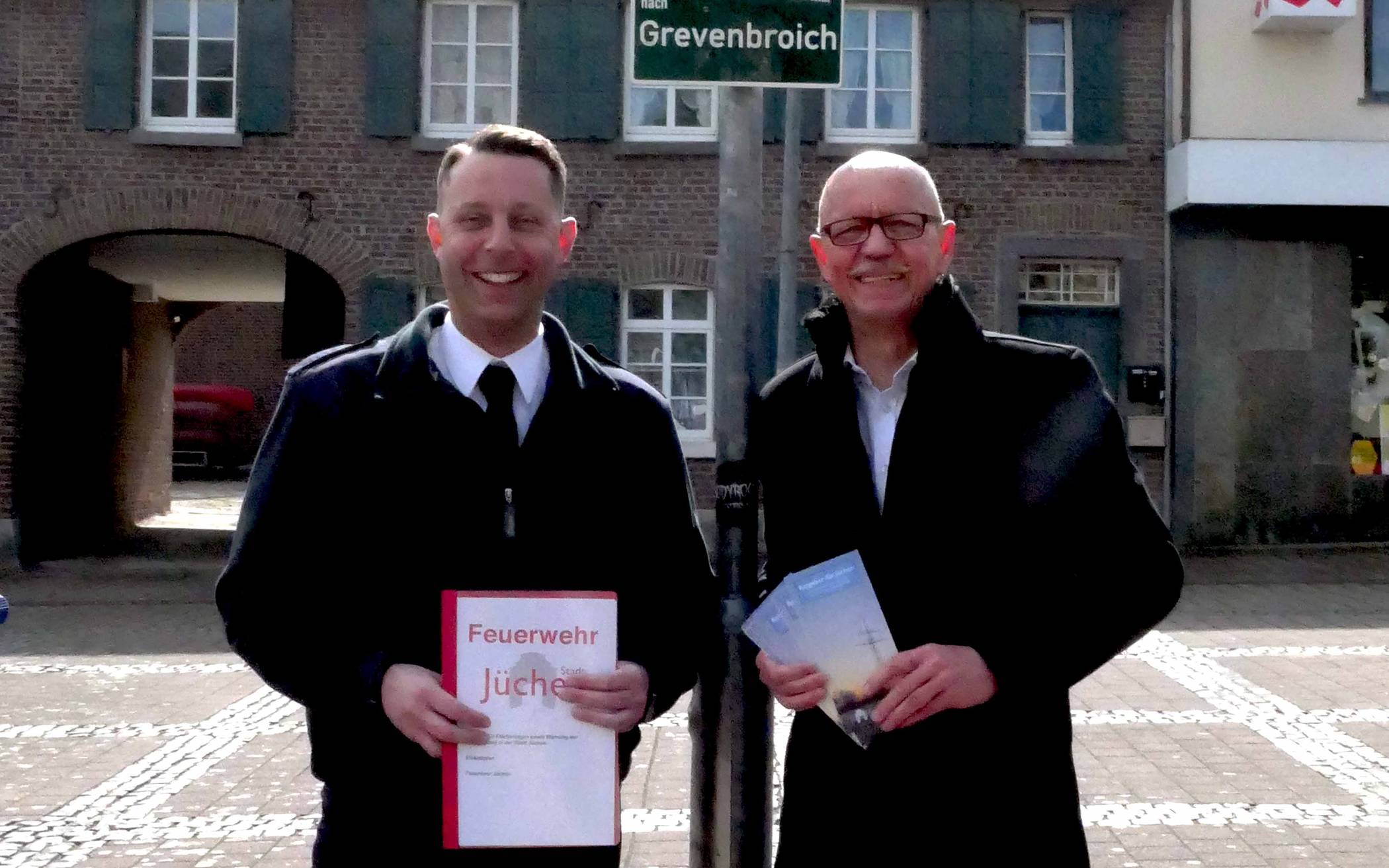 Von links: Heinz-Dieter Abels, Stadtbrandinspektor und Leiter der Feuerwehr Jüchen, mit Bürgermeister Harald Zillikens am Notfall-Infopunkt am Markt in Jüchen. Foto: Stadt Jüchen  