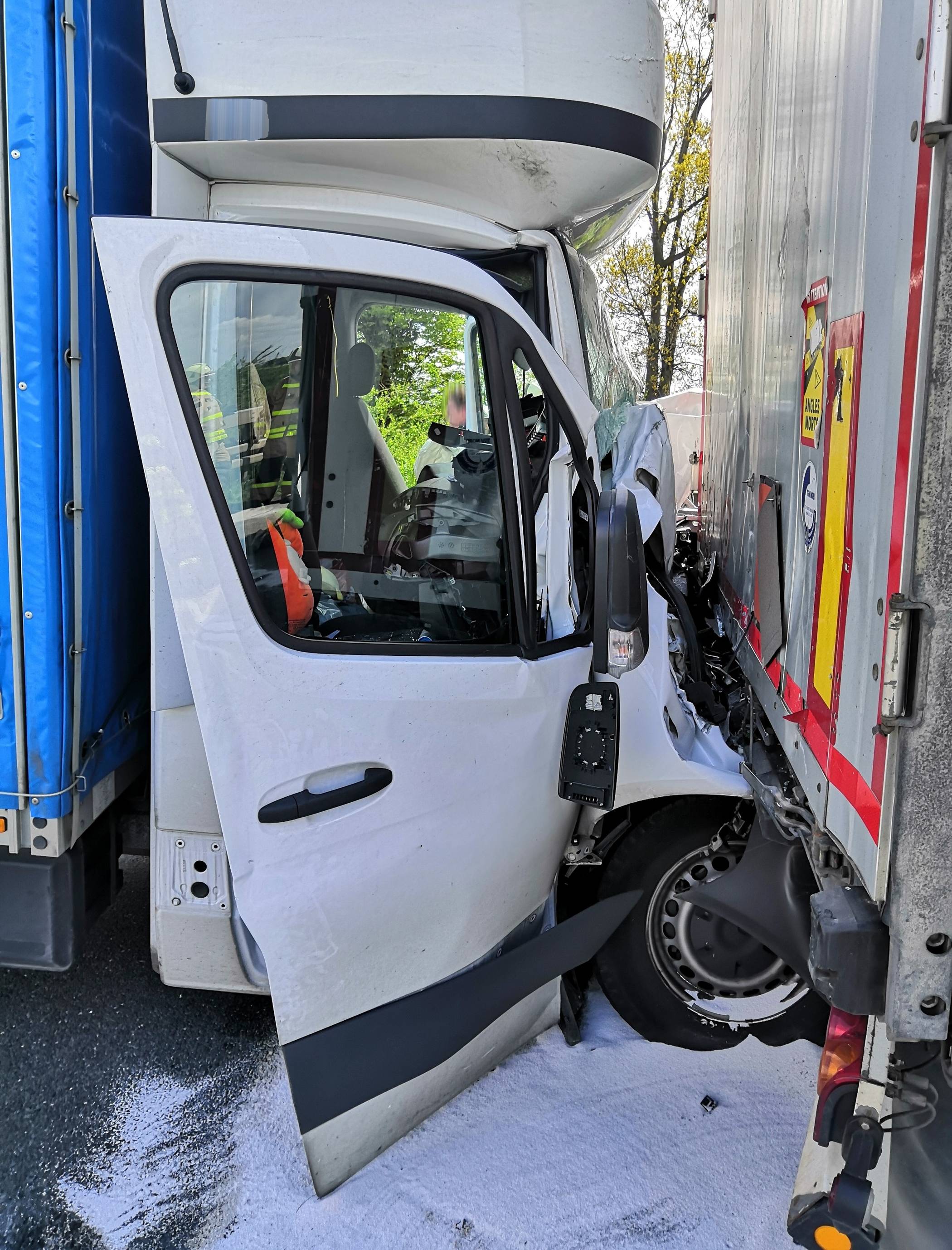  Der „Sprinter“ klemmte unter Lkw-Auflieger.  