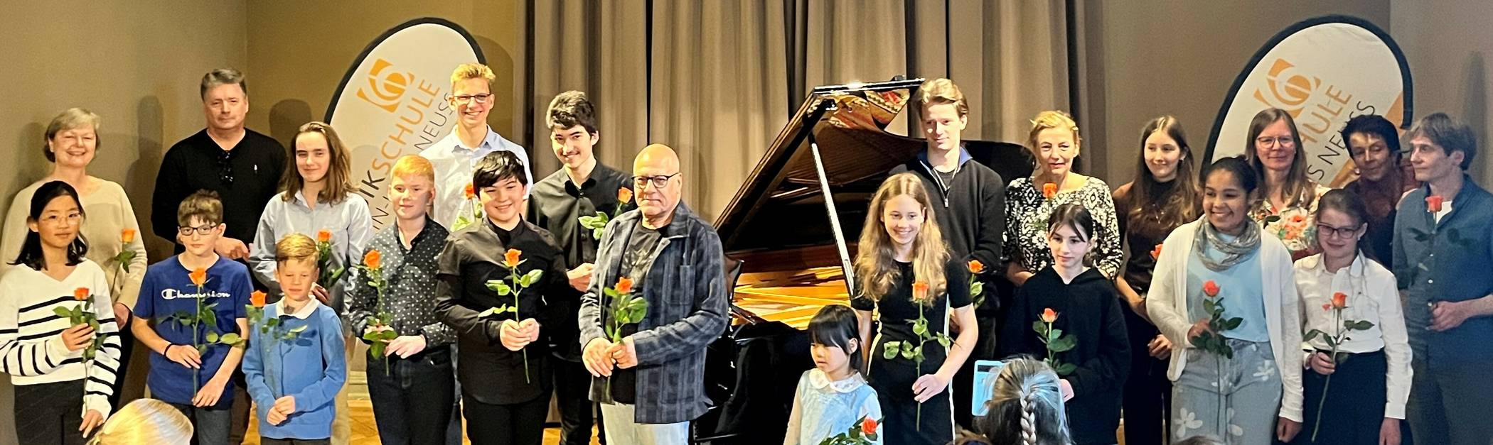 Die Künstler freuten sich über eine Rose, die sie nach dem Konzert erhielten.