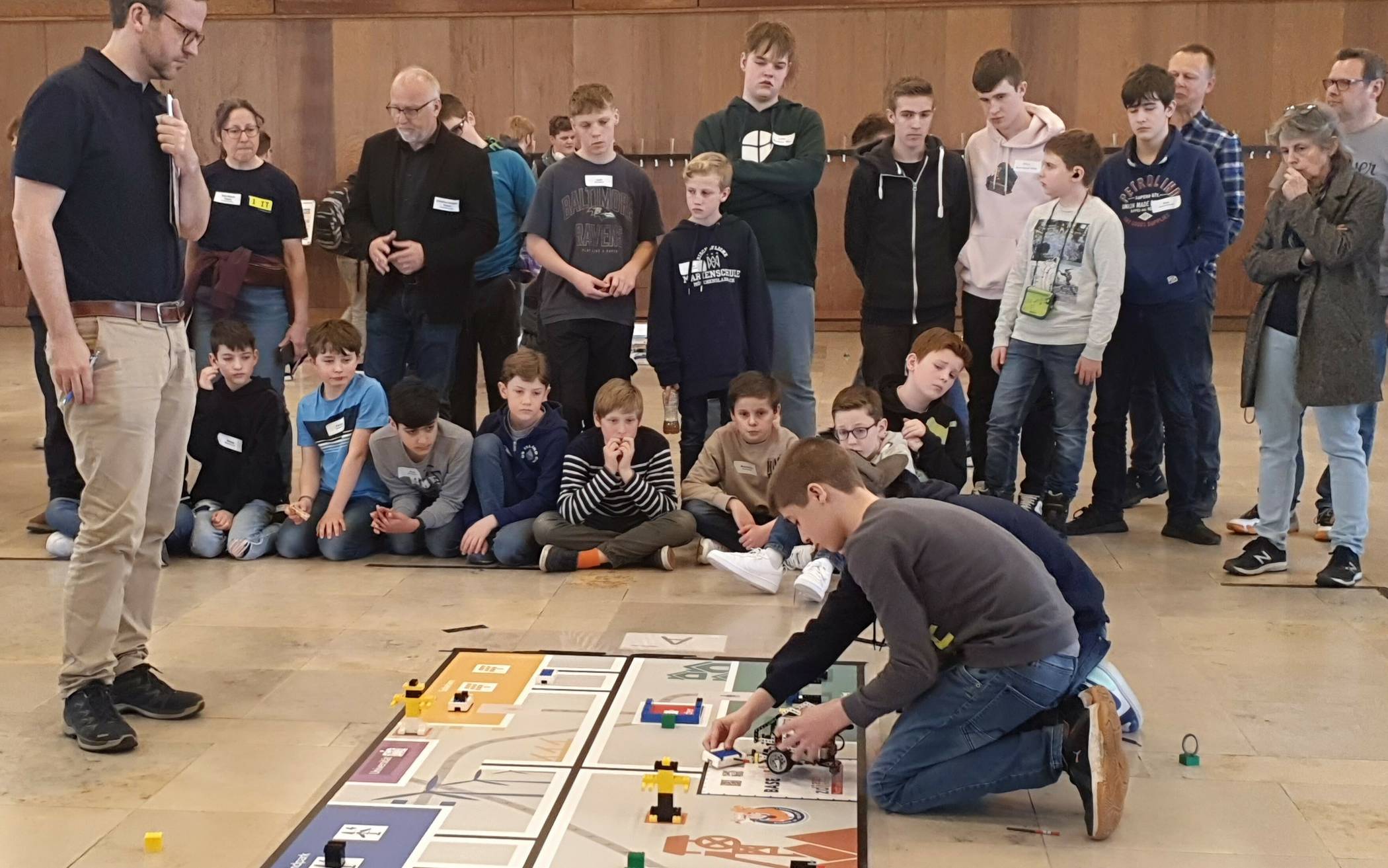 Schulteams beim Lösen einer Aufgabe beim zdi-Roboterwettbewerb.