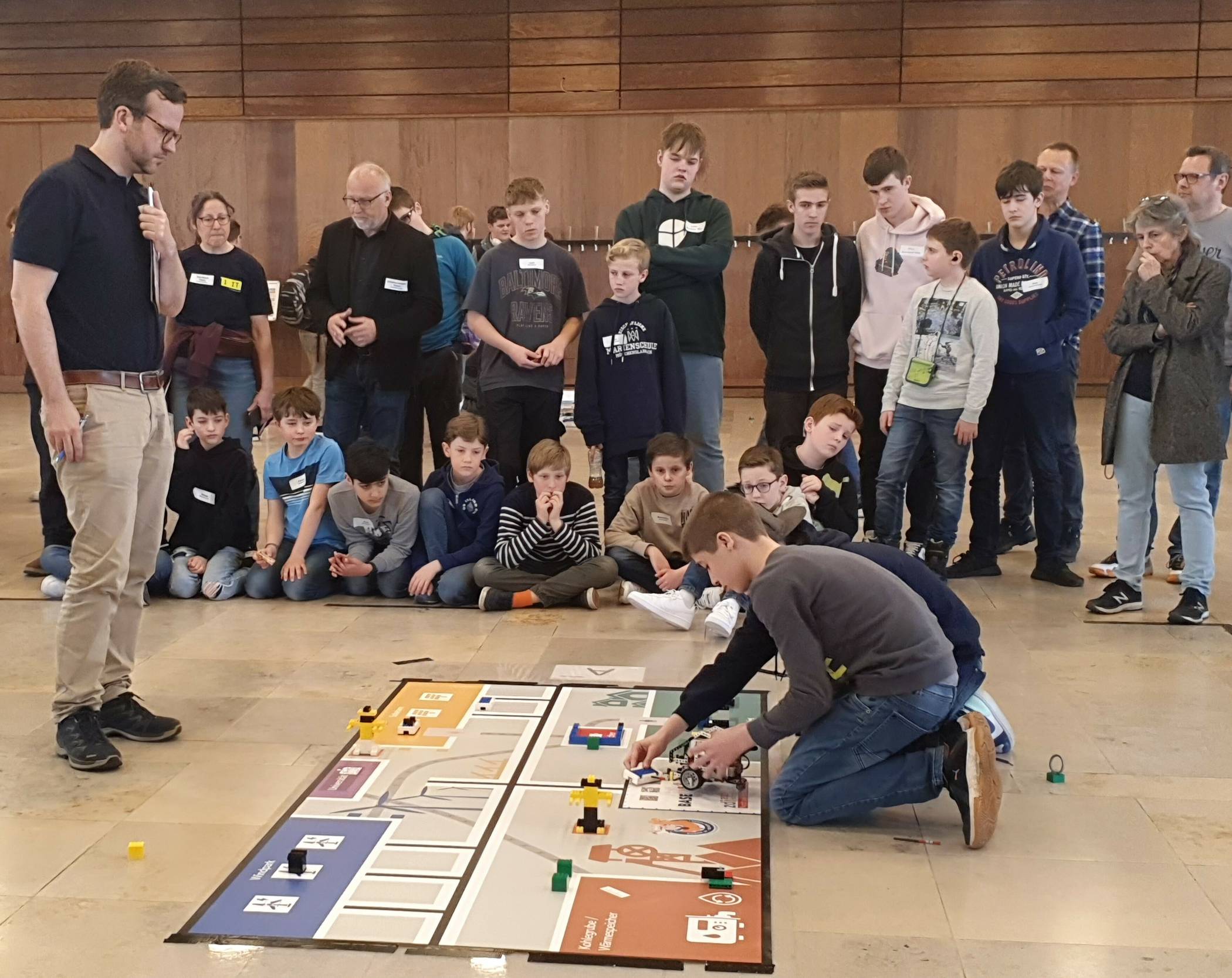 Schulteams beim Lösen einer Aufgabe beim zdi-Roboterwettbewerb.